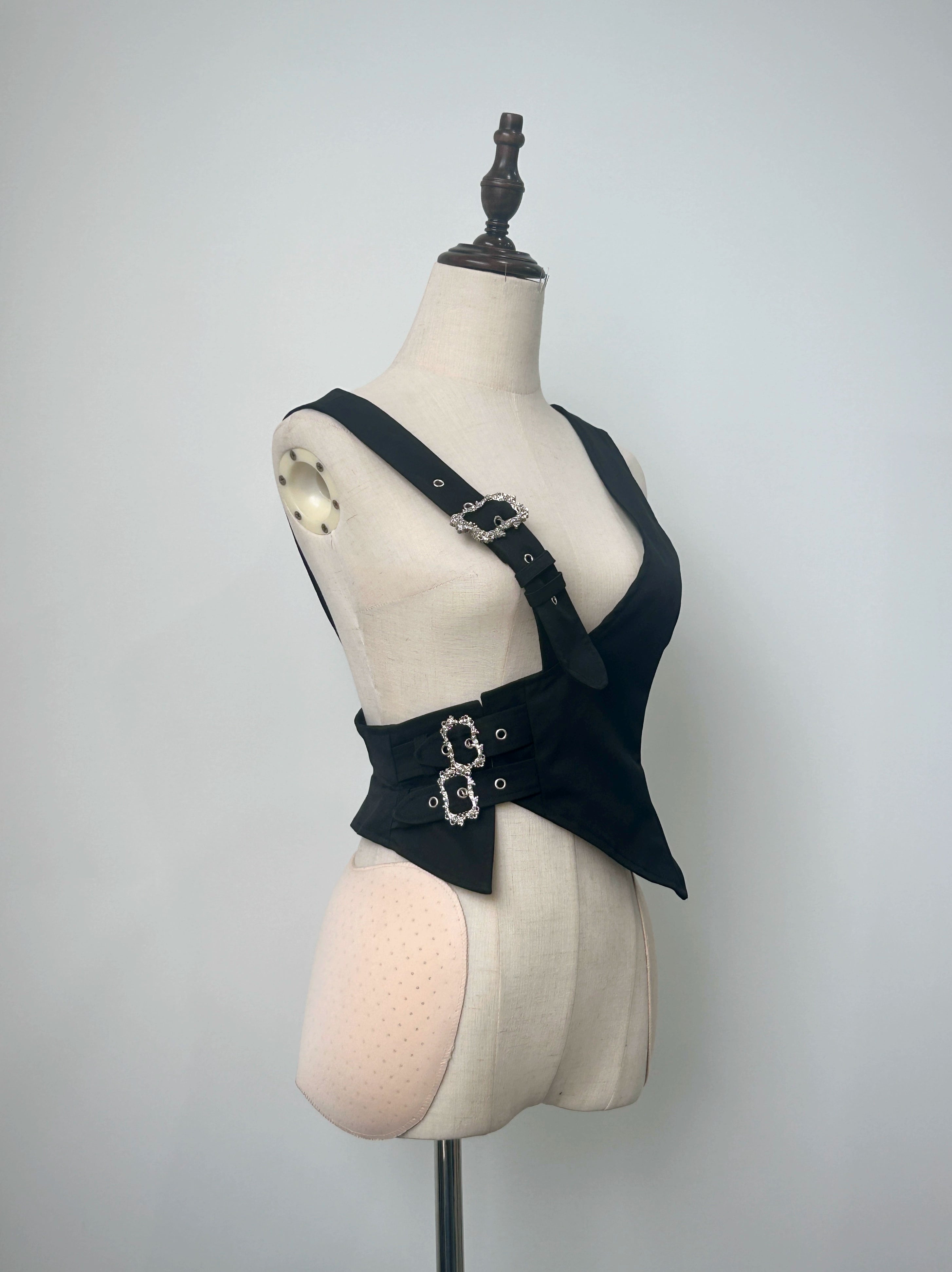 It will be shipped within three days after the spot order is placed. The page is irregular vest goth steampunk.