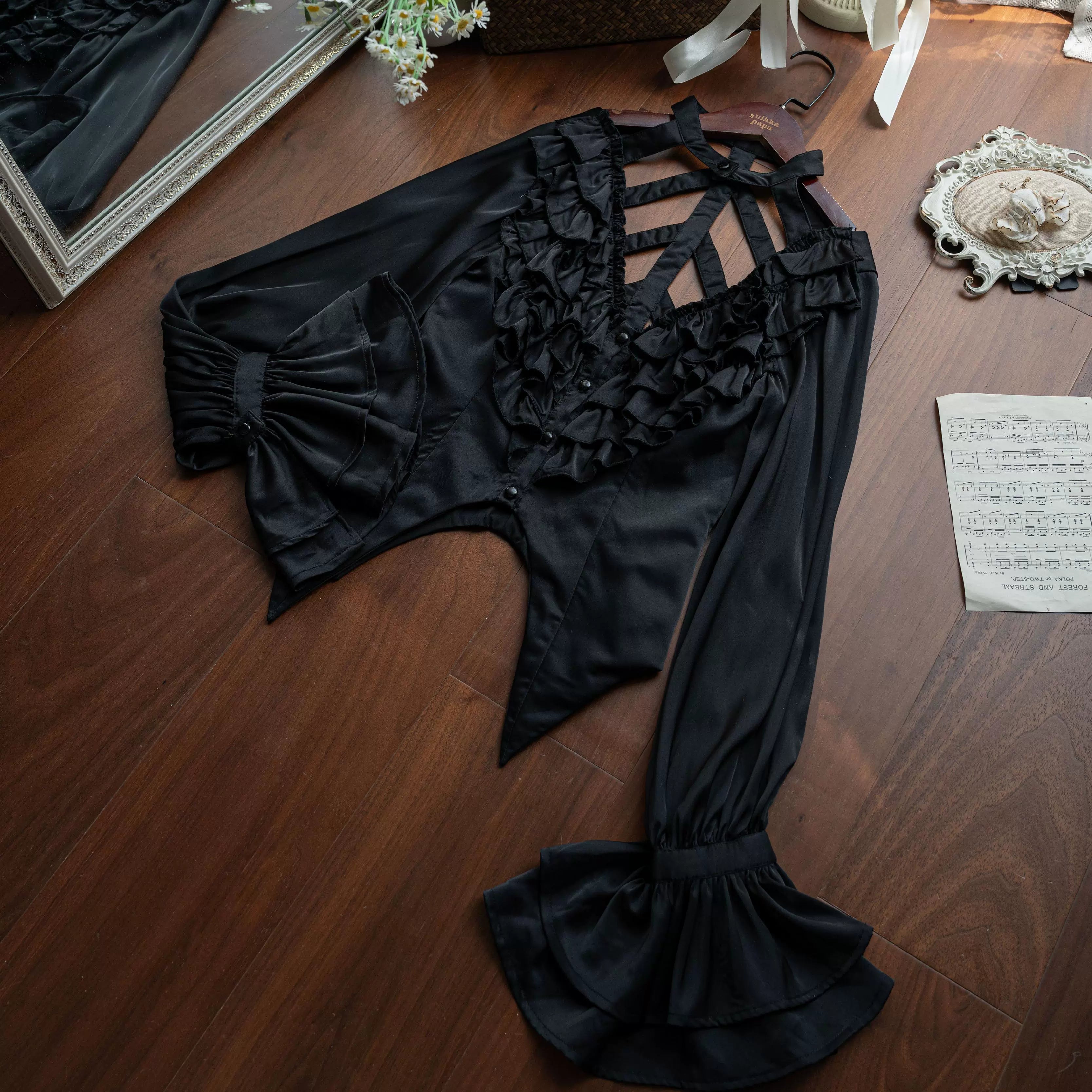 The spot will be shipped within three days. The page is through the bone with acorns Lolita Gothic deep V subculture long-sleeved inside.