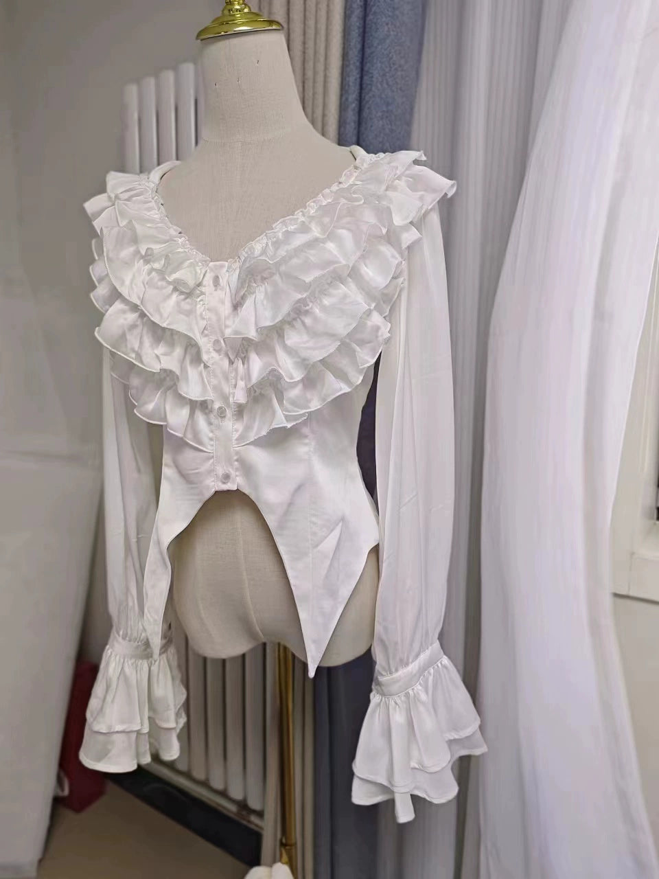 The spot will be shipped within three days. The page is through the bone with acorns Lolita Gothic deep V subculture long-sleeved inside.