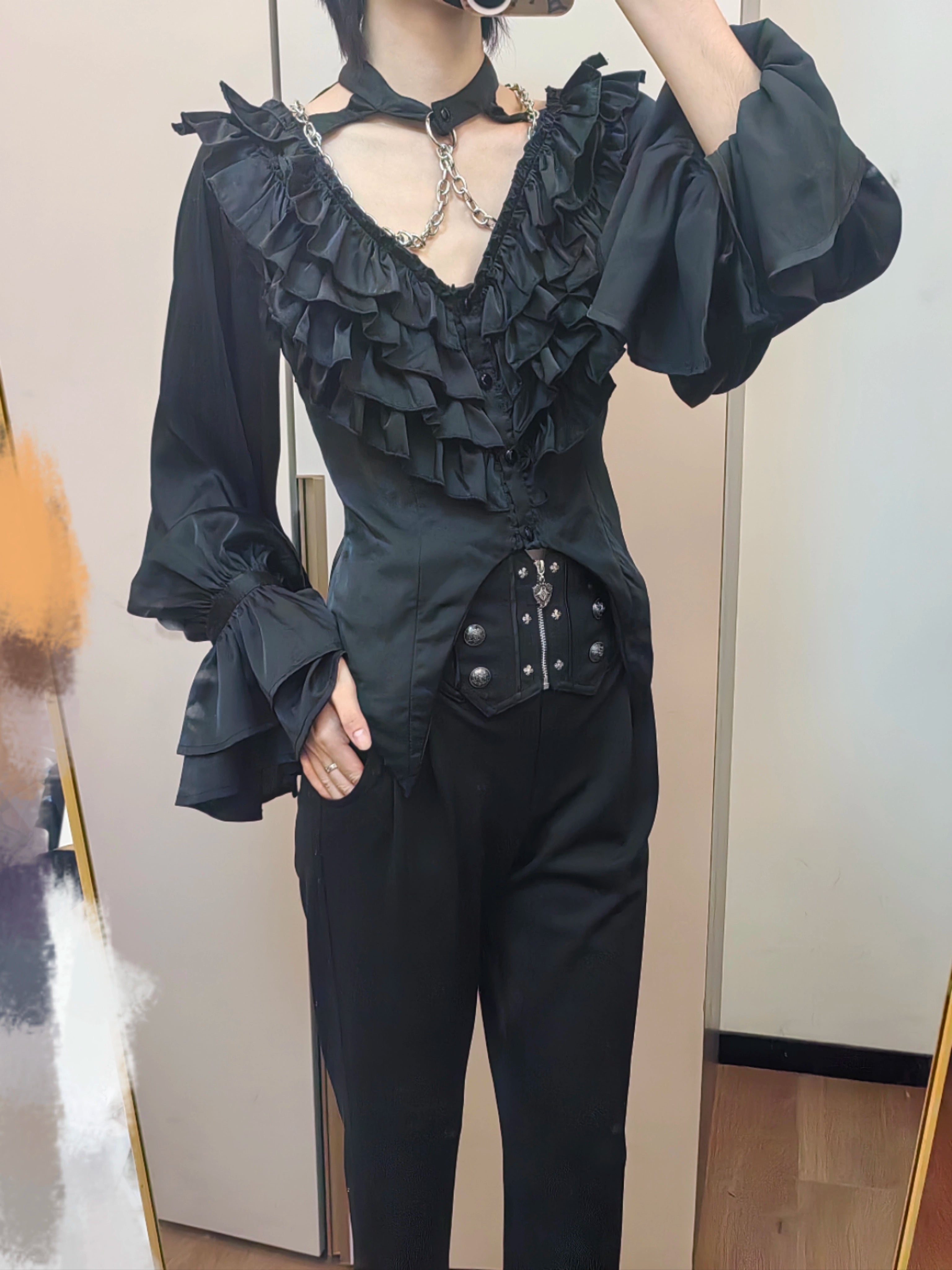 The spot will be shipped within three days. The page is through the bone with acorns Lolita Gothic deep V subculture long-sleeved inside.