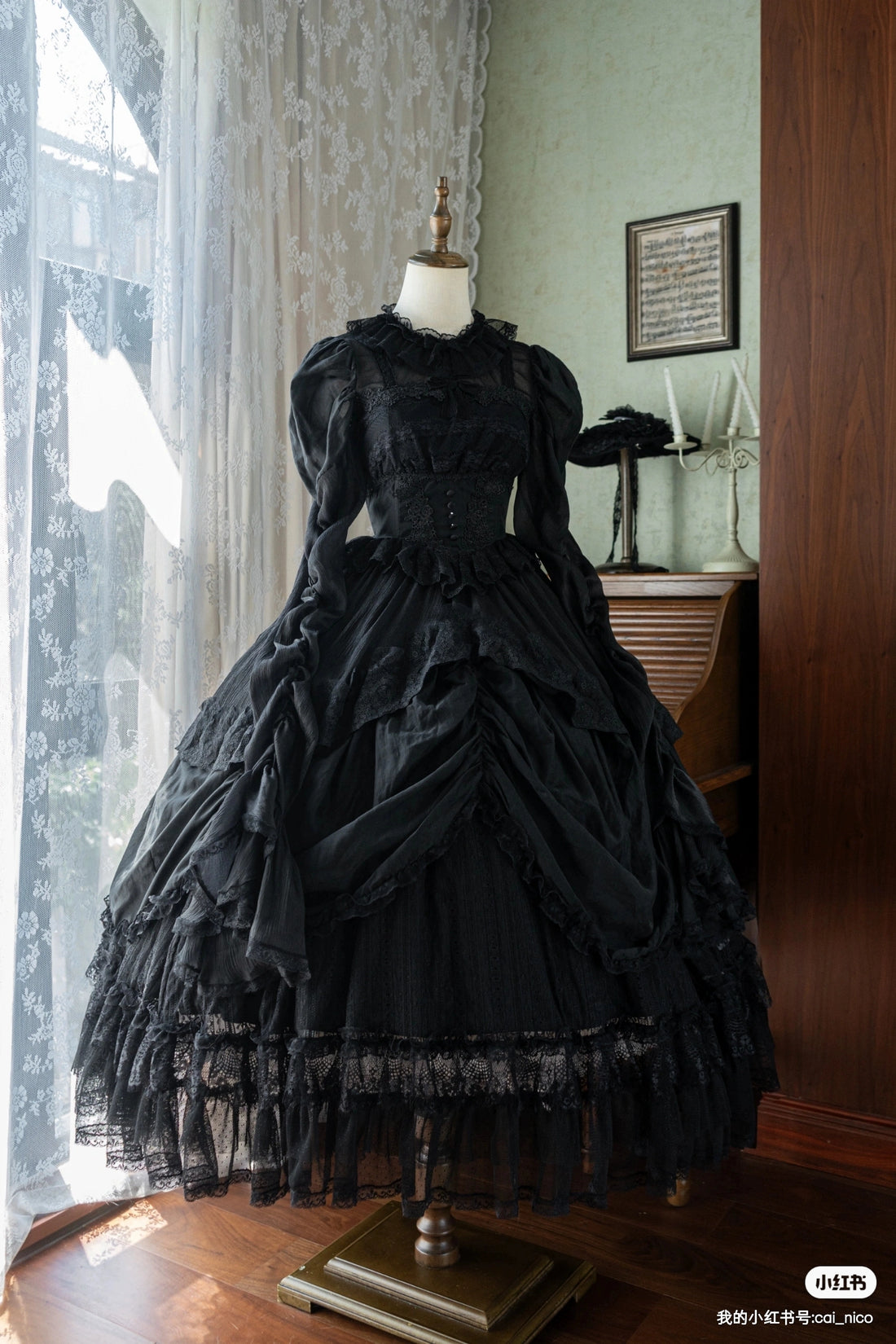 The spot will be shipped within three days, and the fluorescent acorn Lolita cooperation model has an original design of retro flower marriage op.