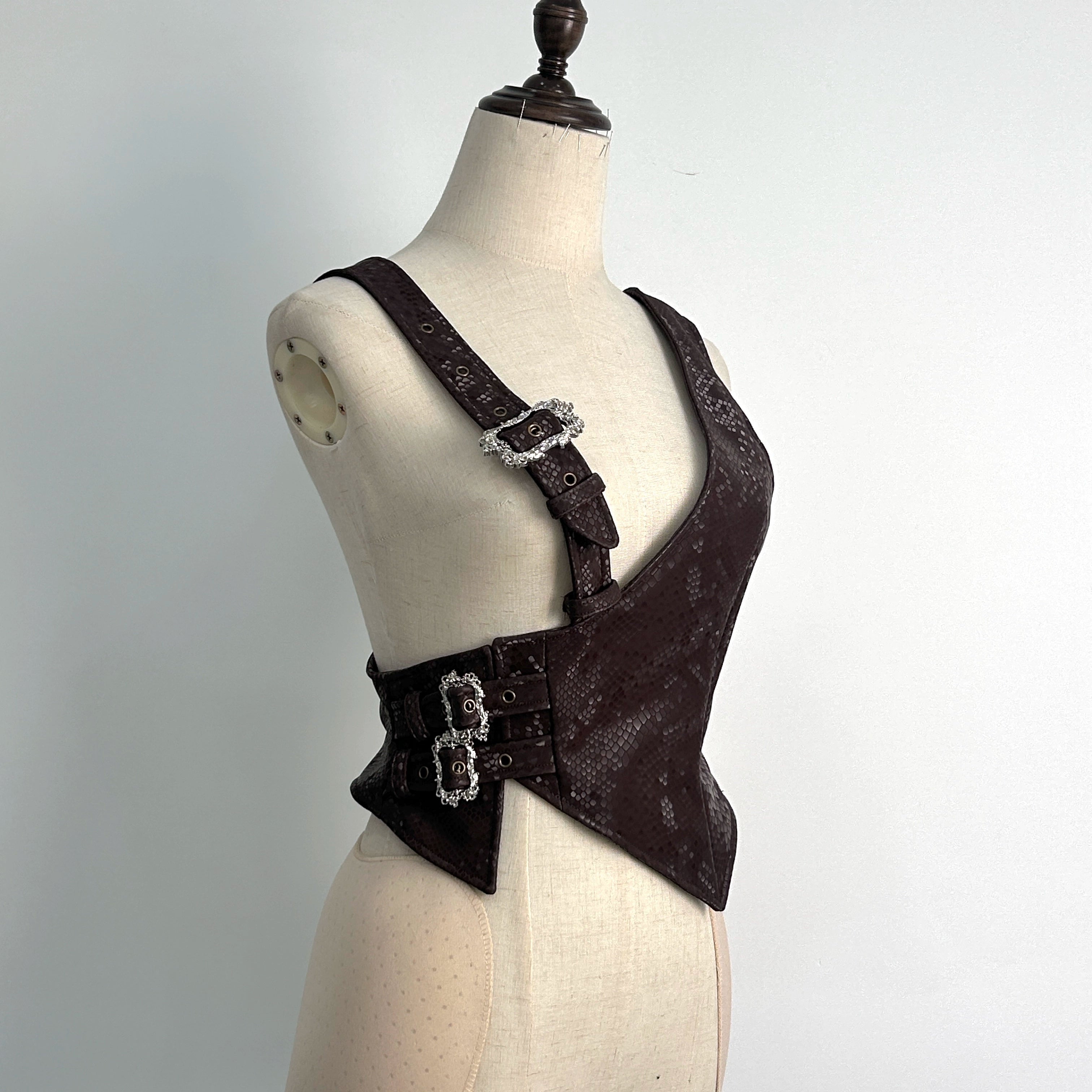 It will be shipped within three days after the spot order is placed. The page is irregular vest goth steampunk.