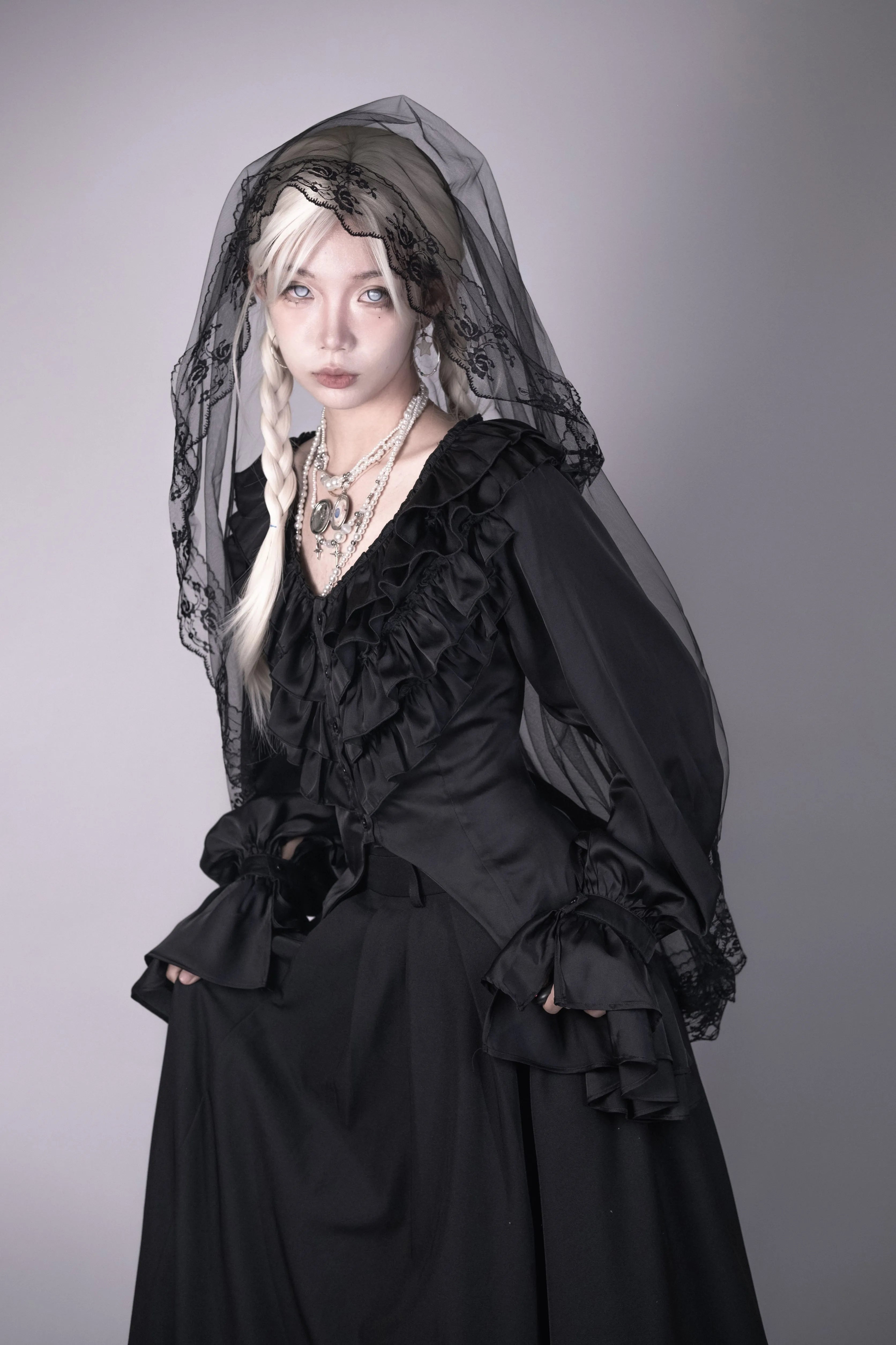 The spot will be shipped within three days. The page is through the bone with acorns Lolita Gothic deep V subculture long-sleeved inside.