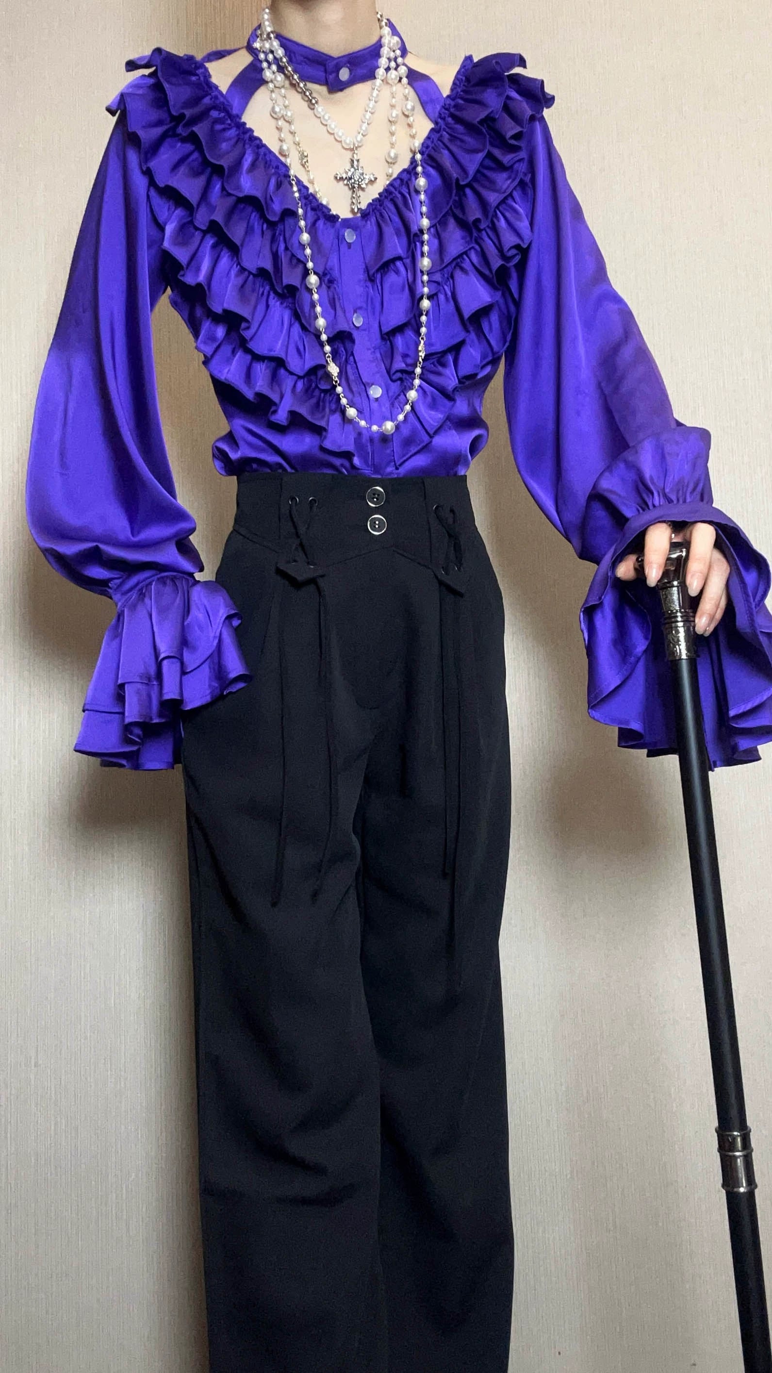 The spot will be shipped within three days. The page is through the bone with acorns Lolita Gothic deep V subculture long-sleeved inside.