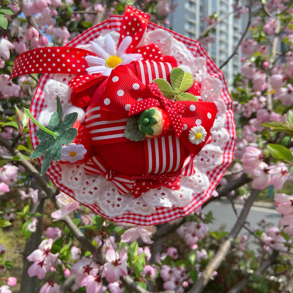 Strawberry top hats and side hair clips with bows, lace and daisy details