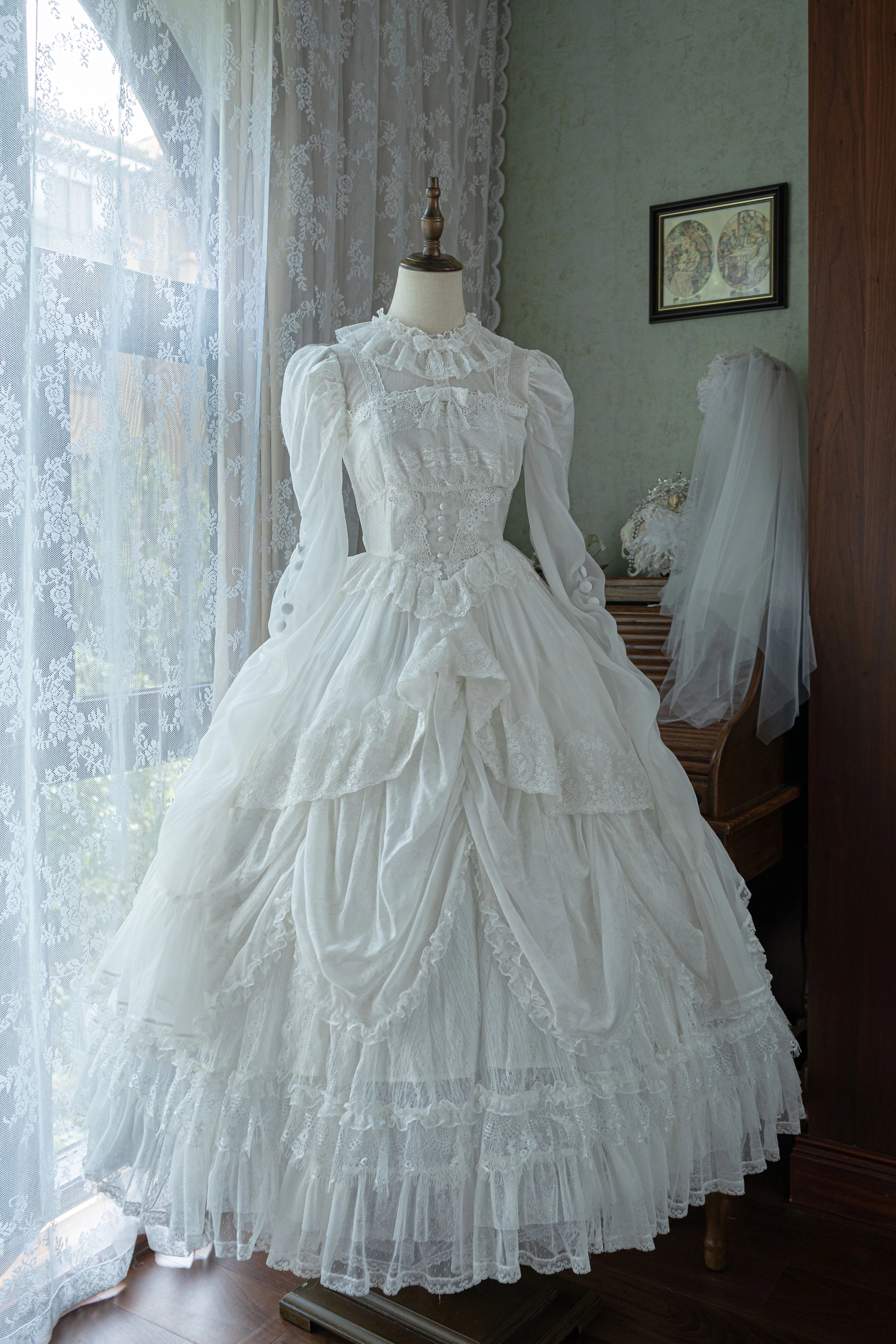 The spot will be shipped within three days, and the fluorescent acorn Lolita cooperation model has an original design of retro flower marriage op.