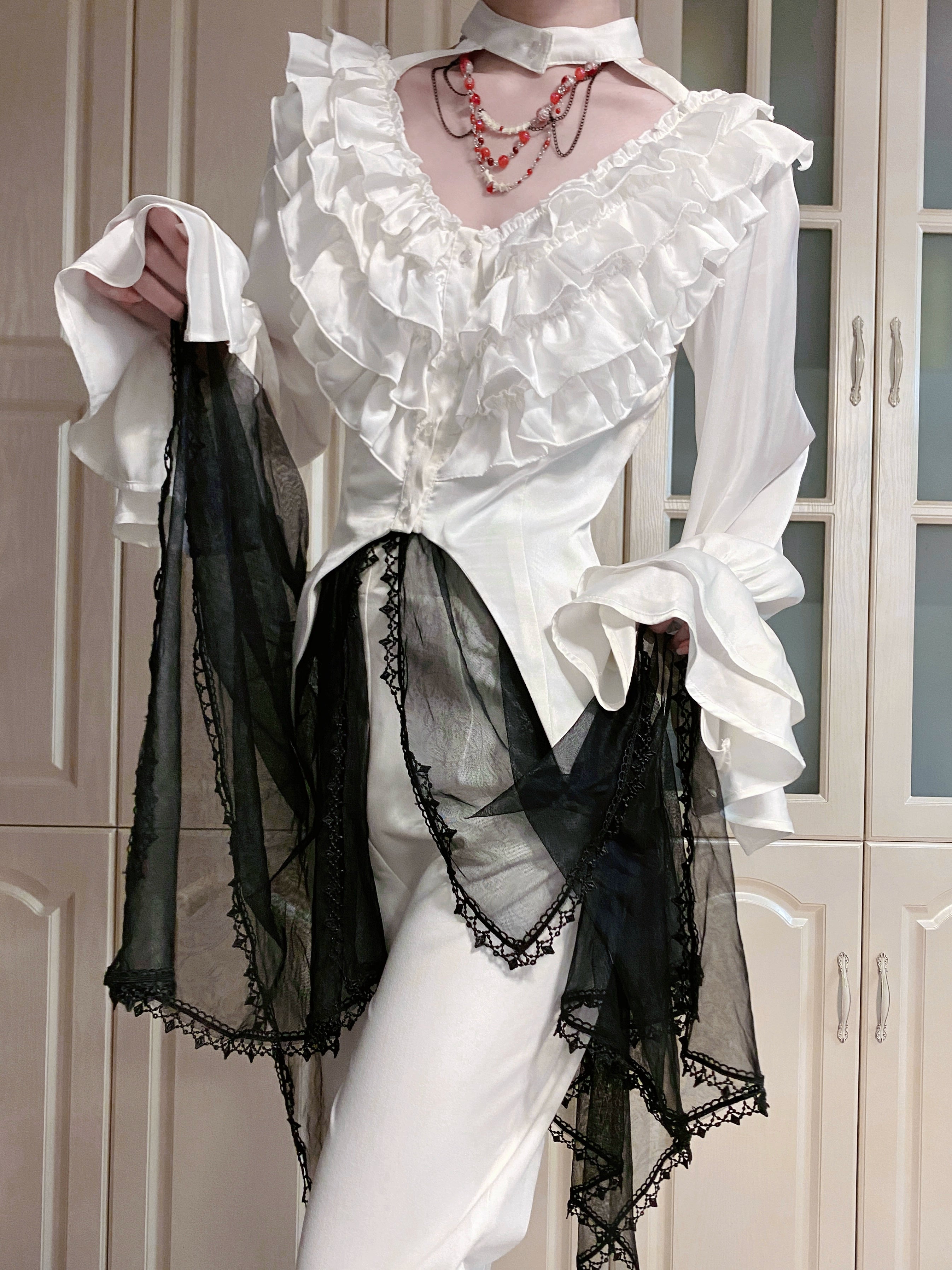 The spot will be shipped within three days. The page is through the bone with acorns Lolita Gothic deep V subculture long-sleeved inside.