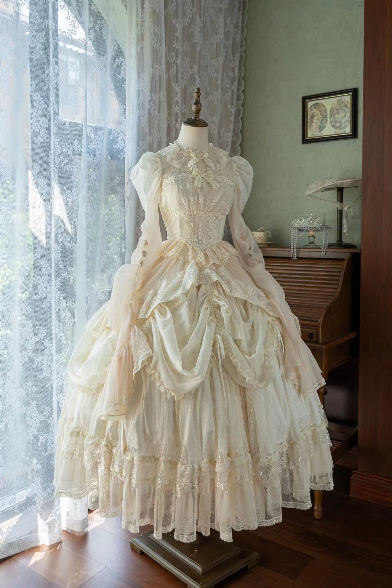 The spot will be shipped within three days, and the fluorescent acorn Lolita cooperation model has an original design of retro flower marriage op.