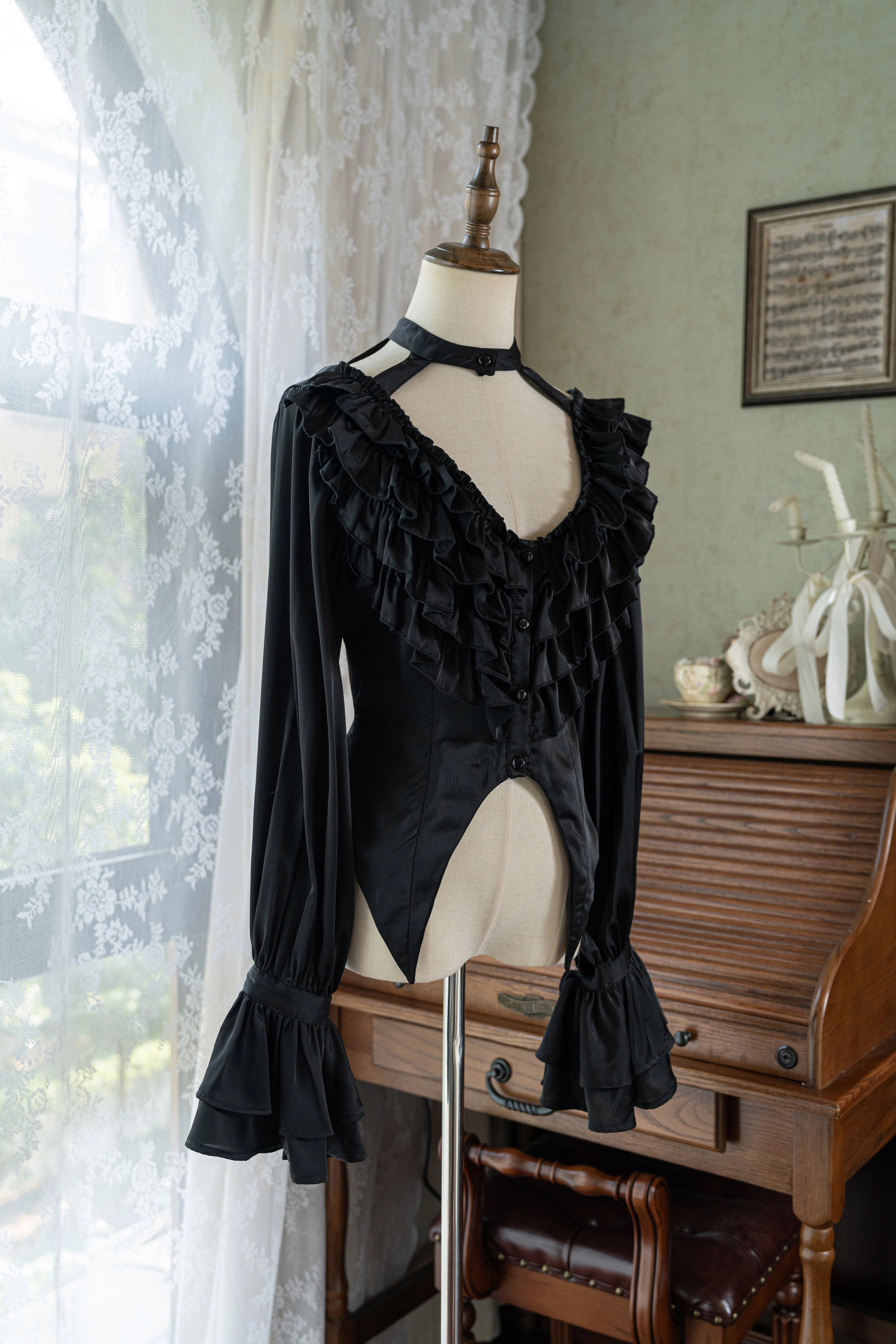 The spot will be shipped within three days. The page is through the bone with acorns Lolita Gothic deep V subculture long-sleeved inside.