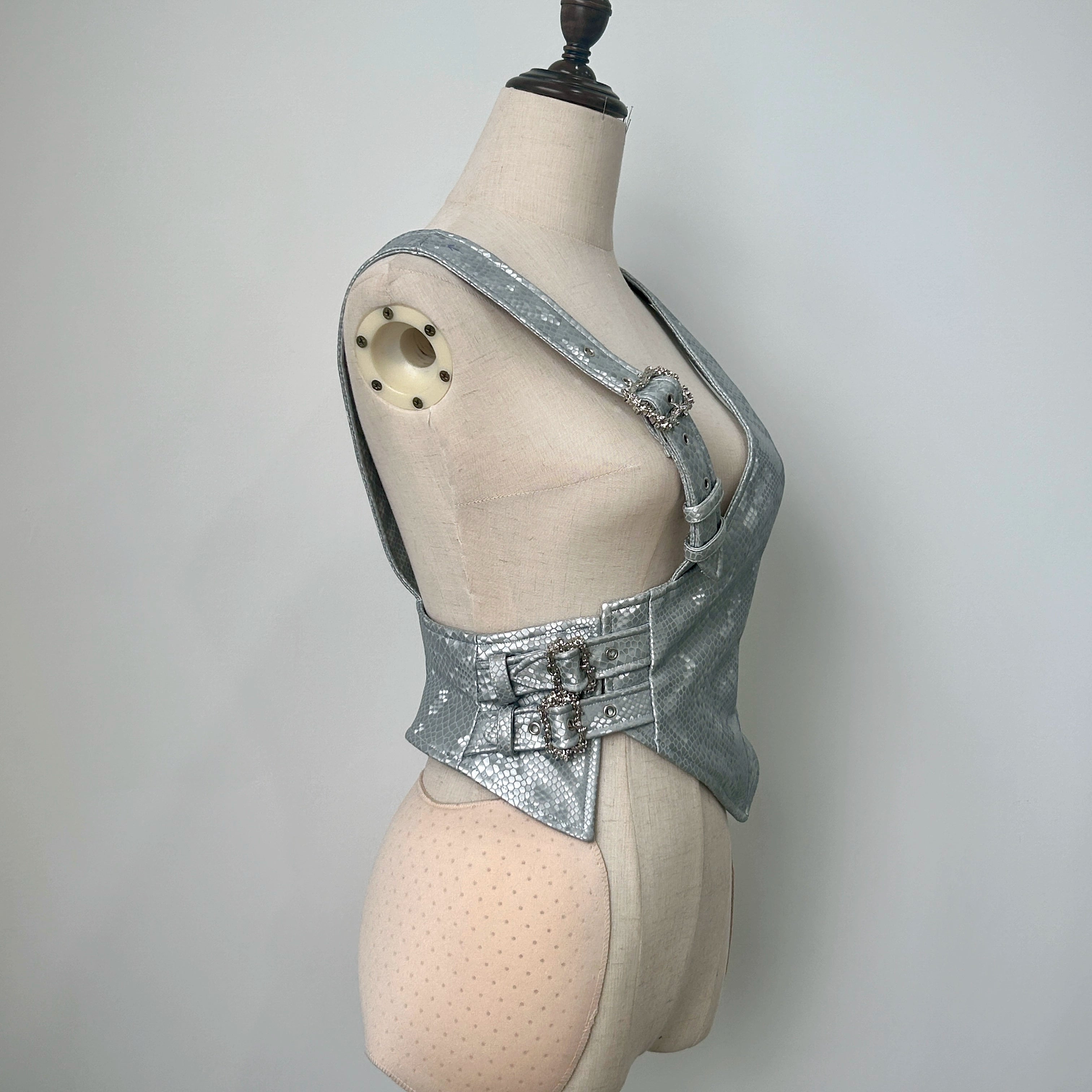 It will be shipped within three days after the spot order is placed. The page is irregular vest goth steampunk.