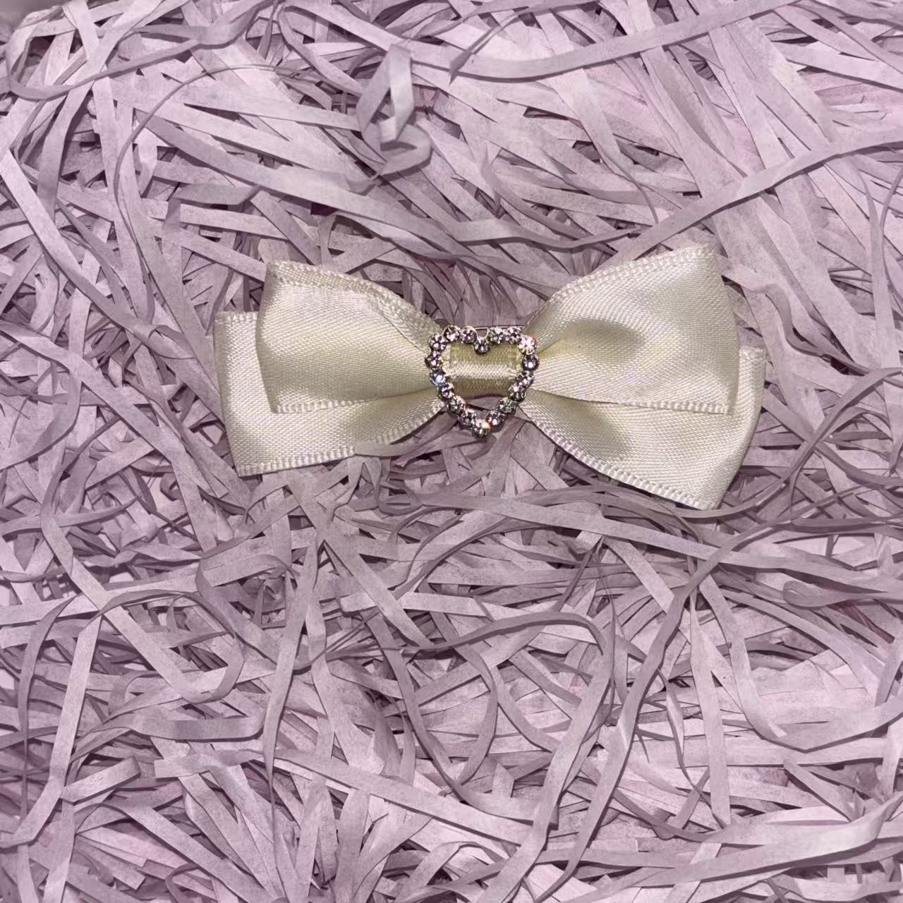 Handmade - Vintage Heart Bow - Brooch or Hair Clip - detail view 5