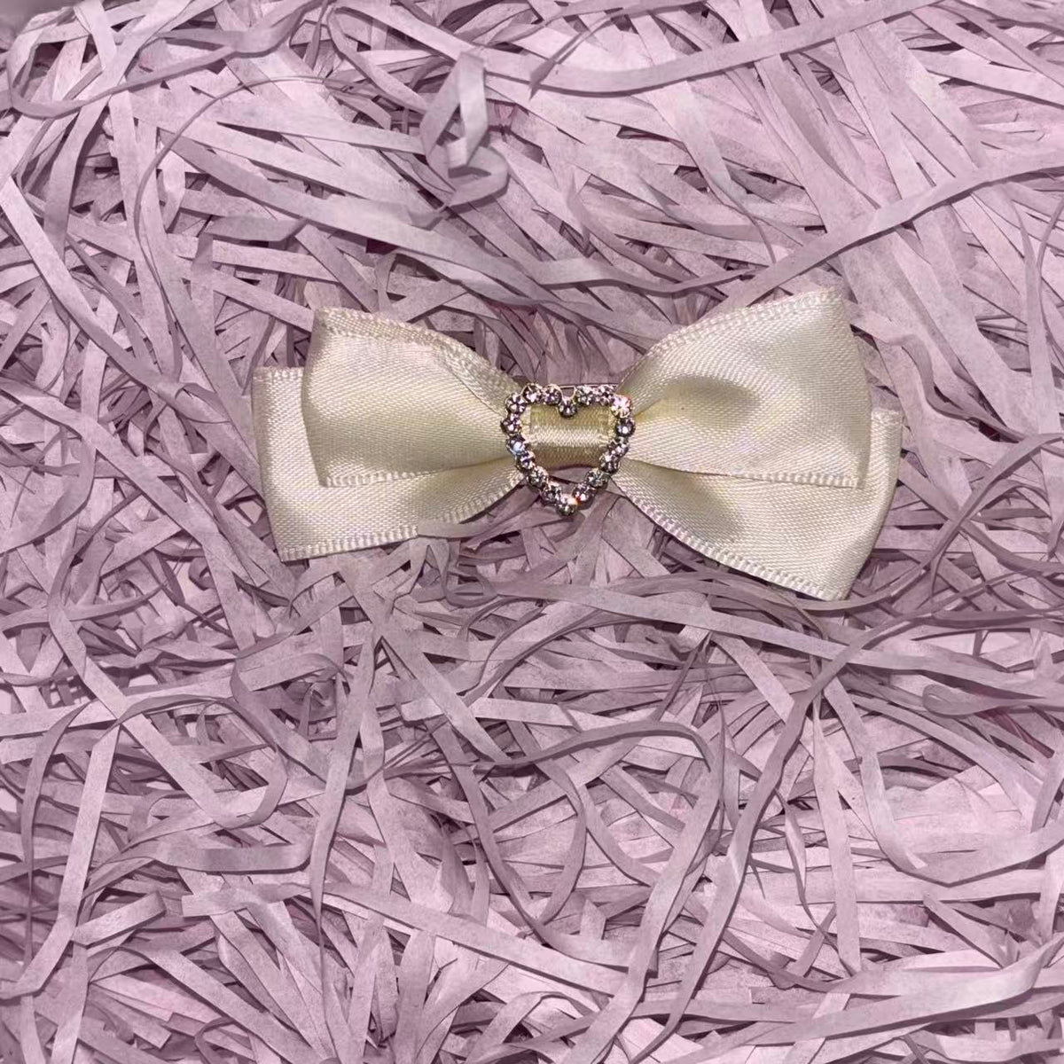 Handmade - Vintage Heart Bow - Brooch or Hair Clip - detail view 9