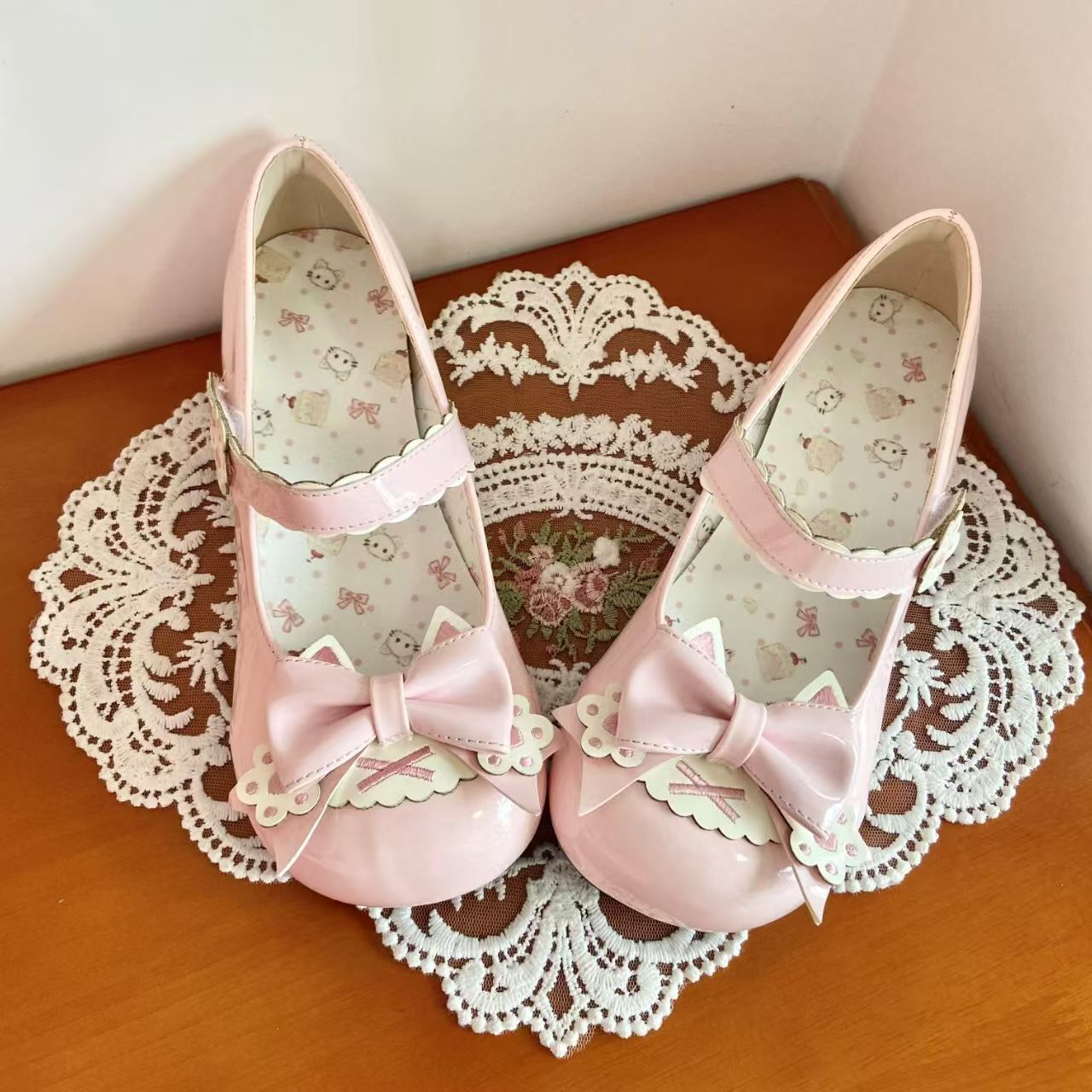 Xiangcheng Meow Paw Party Kitty Toast Lolita low-heel pumps with cat claw bow details, cute and sweet footwear for feline lovers.