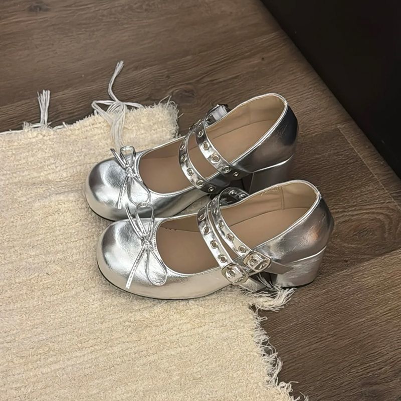 Ballet-style chunky heel Lolita Mary Janes in summer, featuring classic design with ankle straps and rounded toes.