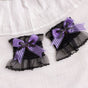 Une paire de manchons noirs et violets
