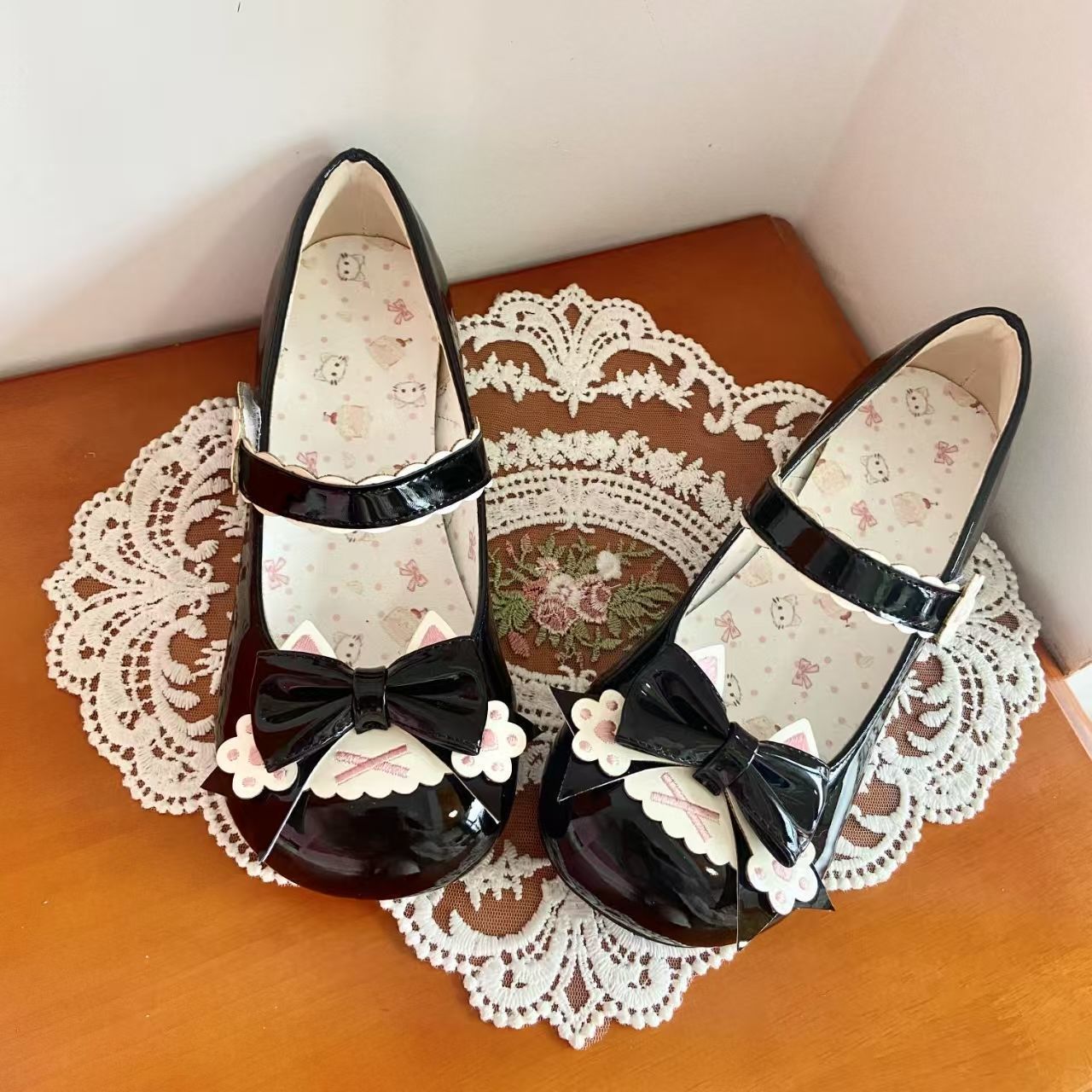 Xiangcheng Meow Paw Party Kitty Toast Lolita low-heel pumps with cute cat claw bow design, featuring pastel pink and adorable details.