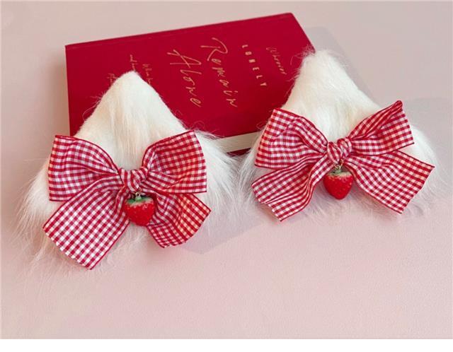 Black and pink handmade faux fur cat ear hair clip with bow, LolitaFetch headdress, featuring animal ear design for kawaii fashion style.