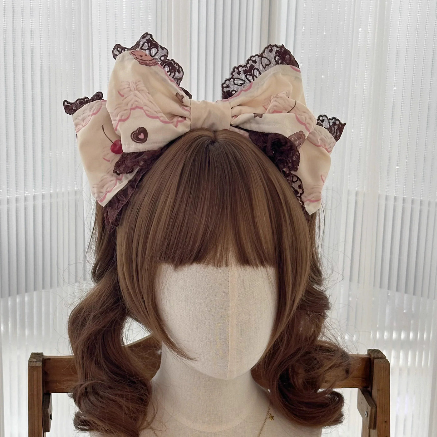 Chocolate Cat beige KC close-up