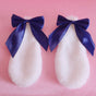 Une paire de barrettes à cheveux oreilles de lapin avec nœud papillon bleu marine