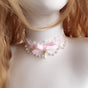 Collier Nœud Rose Pâle en Dentelle Blanche