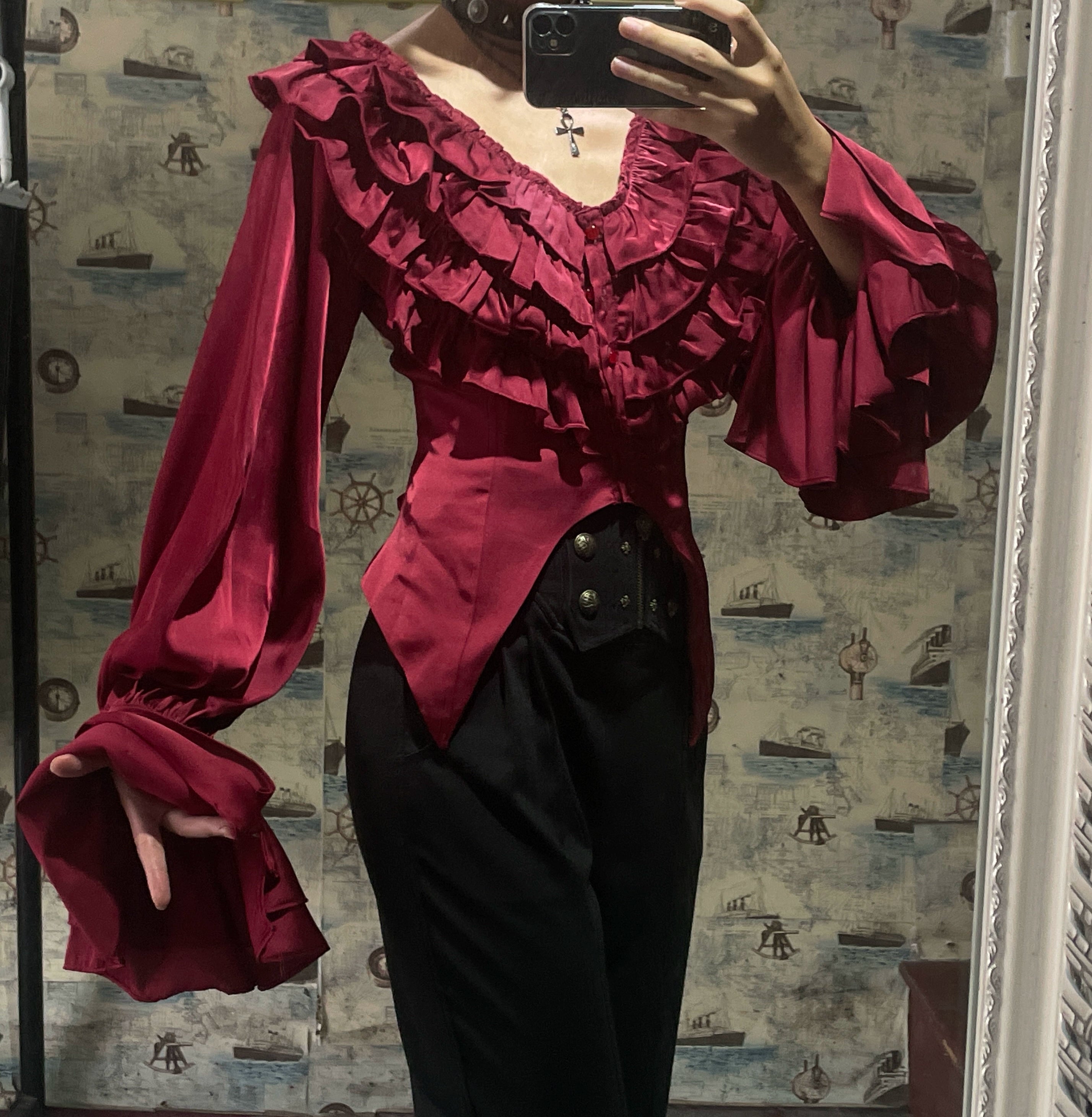 The spot will be shipped within three days. The page is through the bone with acorns Lolita Gothic deep V subculture long-sleeved inside.