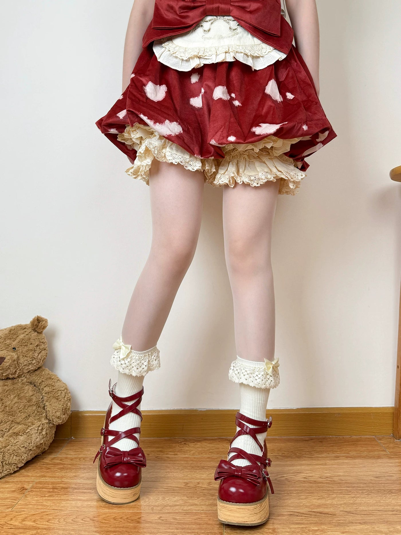 Chubby Bear Tales - Mushroom Doll - Off-white slouch socks with lace bows