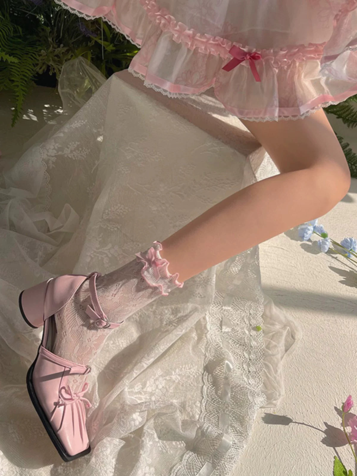 Sock Noble - Contrast Bow - Ruffle-Edge Lace Slouch Socks