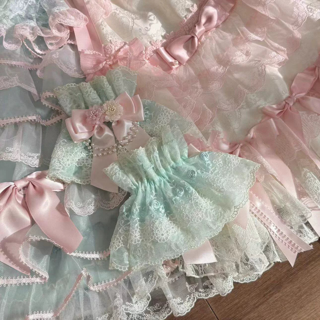 Independent Brand - Mint Flower Bows - Pair of arm sleeves with lace and satin bows