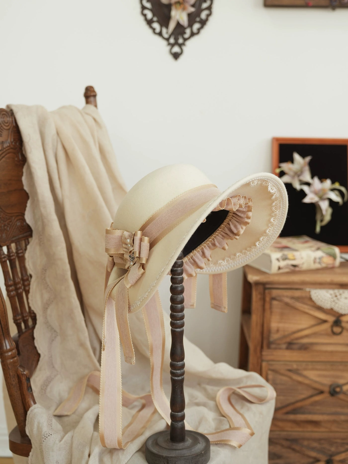 Star Box - Pearl Lady - Broad-Brim Bonnet with a Side Bow