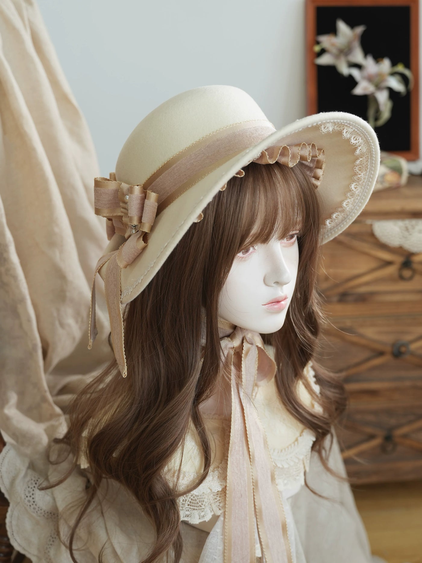 Star Box - Pearl Lady - Broad-Brim Bonnet with a Side Bow