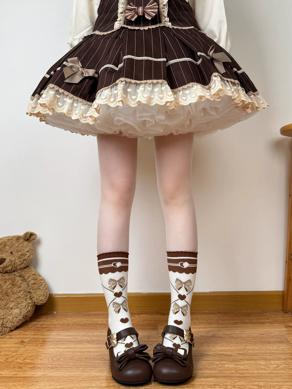 White and chocolate-brown Chubby Bear Tales mid-calf socks with bow motifs