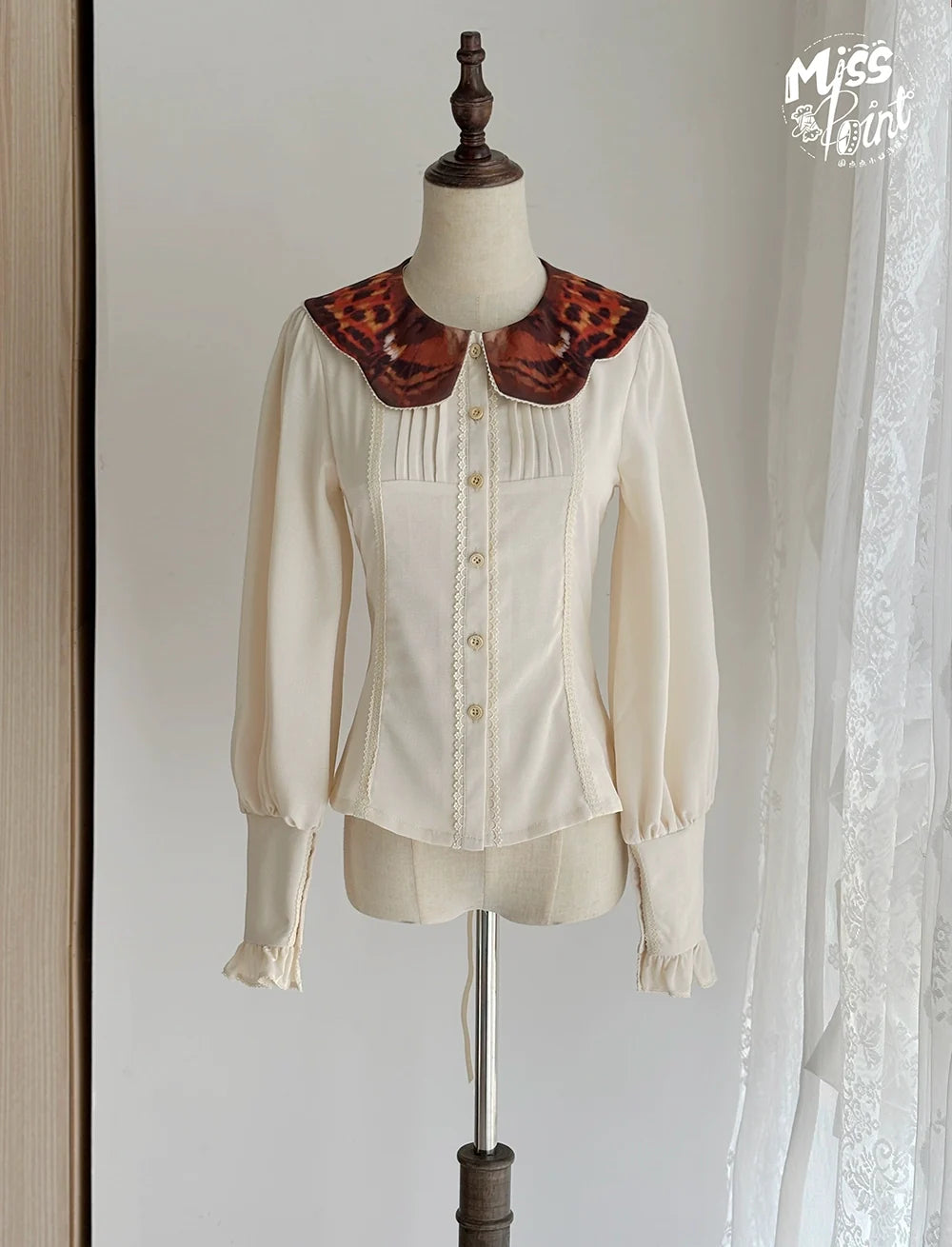 German Bookshelf - Classic Lolita Blouse, Butterfly-Shaped Collar XS