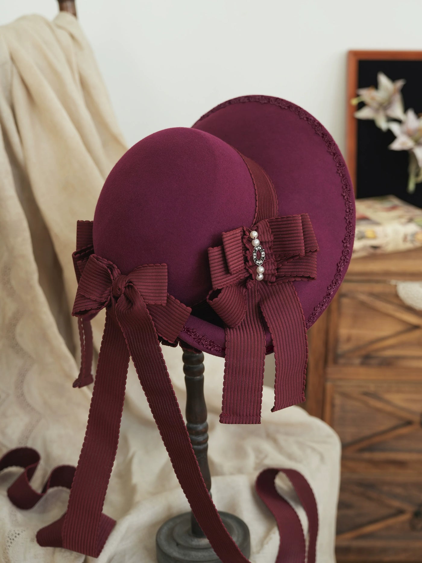 Star Box - Pearl Lady - Broad-Brim Bonnet with a Side Bow