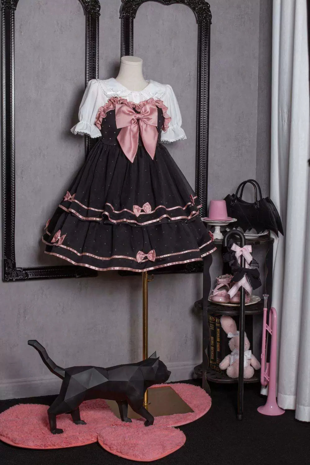 Sweetheart Dream Machine - Creamy Bear - White Short-Sleeve Blouse with a Lace-Edged Collar
