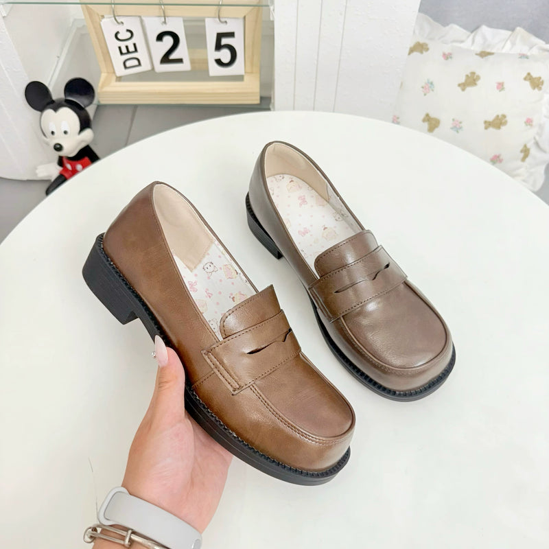 Kitten Toast – Classic Academy – Penny Loafers in Smooth Brown - 2.5 cm Heel — product photo 8