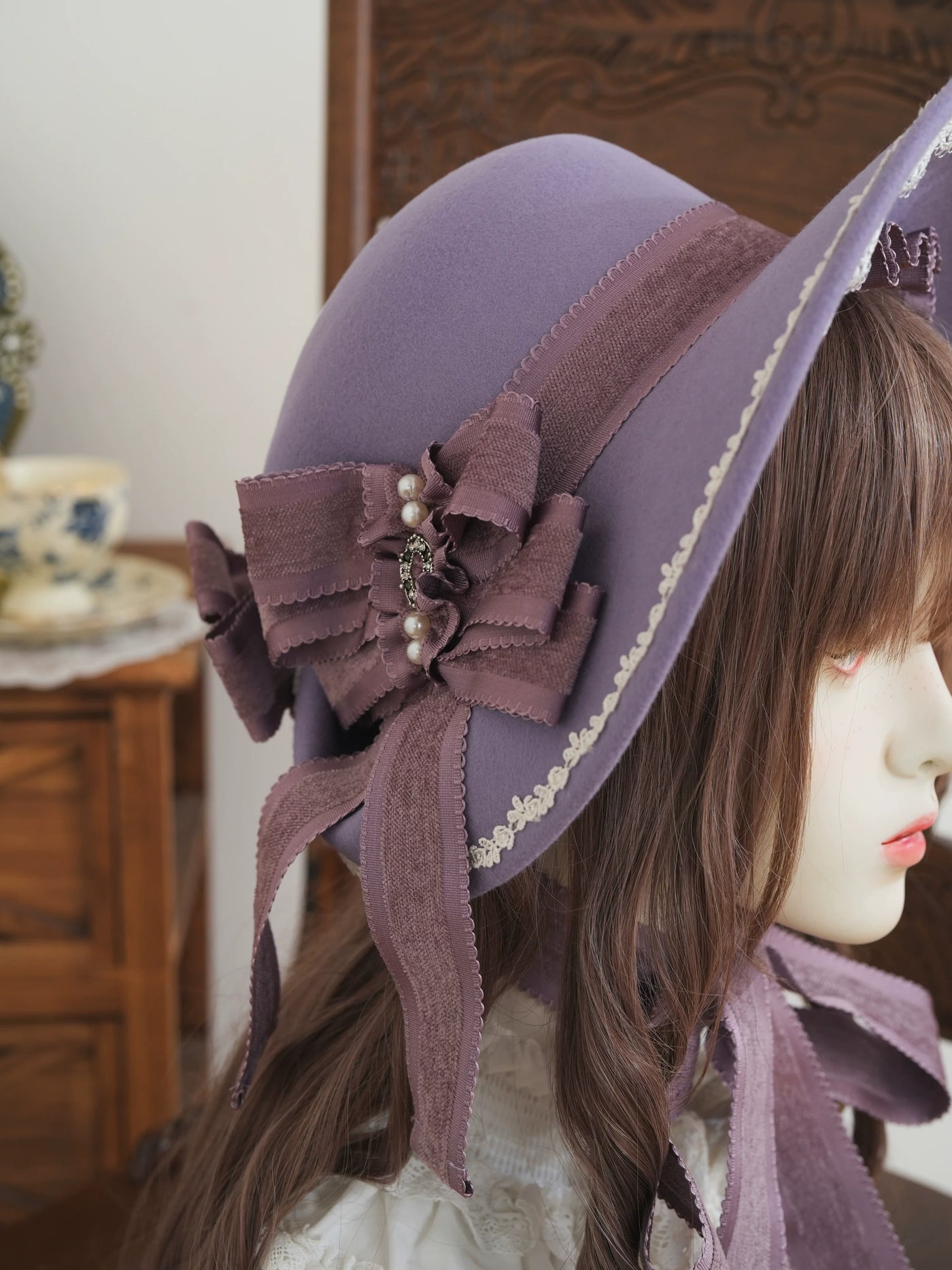 Star Box - Pearl Lady - Broad-Brim Bonnet with a Side Bow