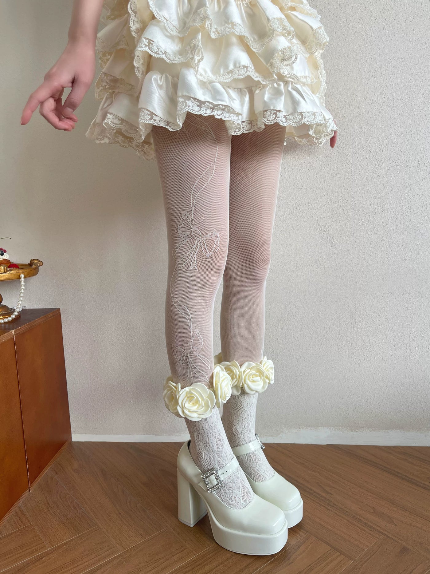 Sock Noble - Vintage Camellia - Cream Pantyhose with Lace Patterning and Floral Bands