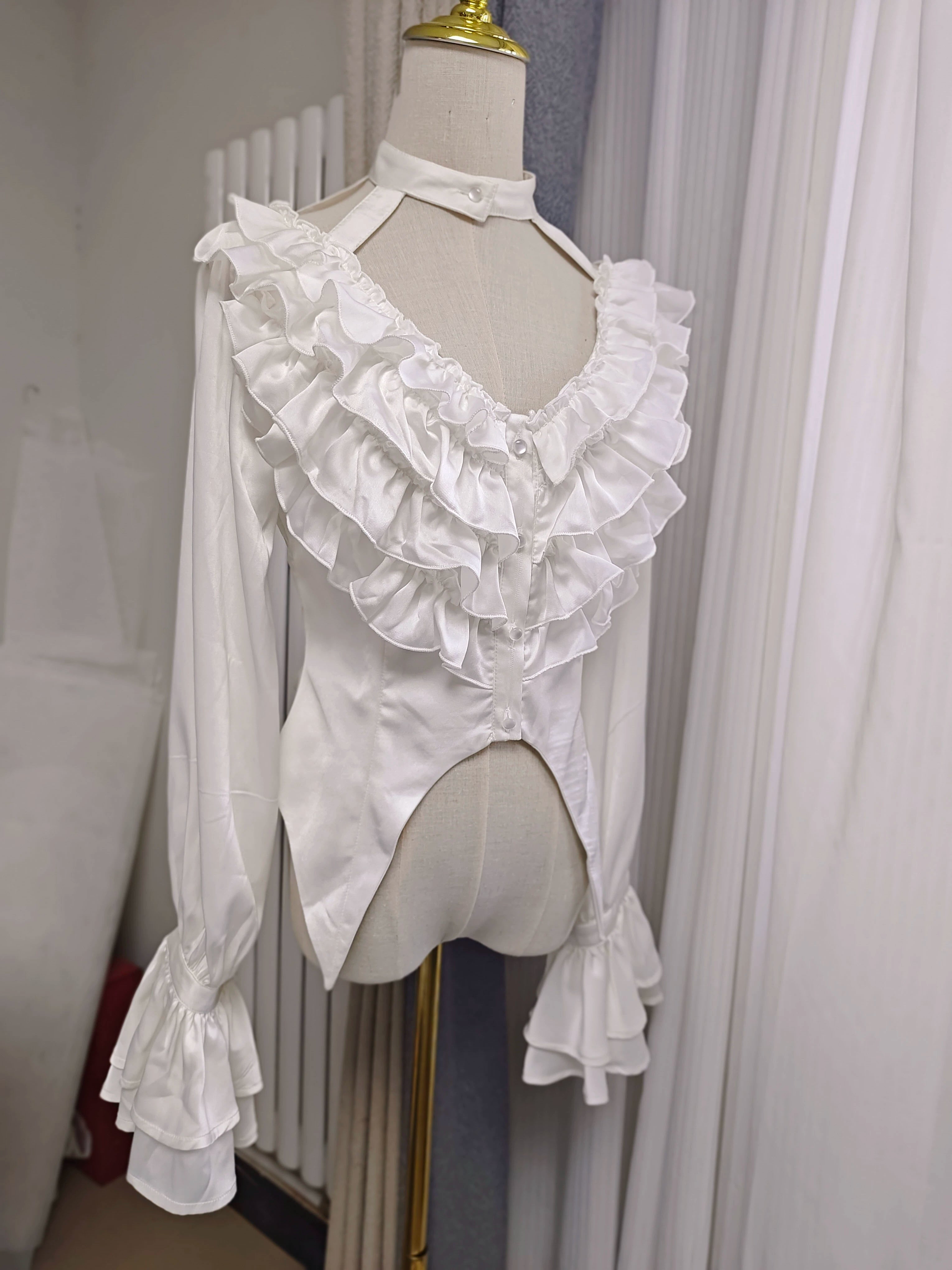 The spot will be shipped within three days. The page is through the bone with acorns Lolita Gothic deep V subculture long-sleeved inside.