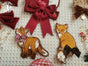 Broche renard brodé double usage – Nœud à carreaux marron