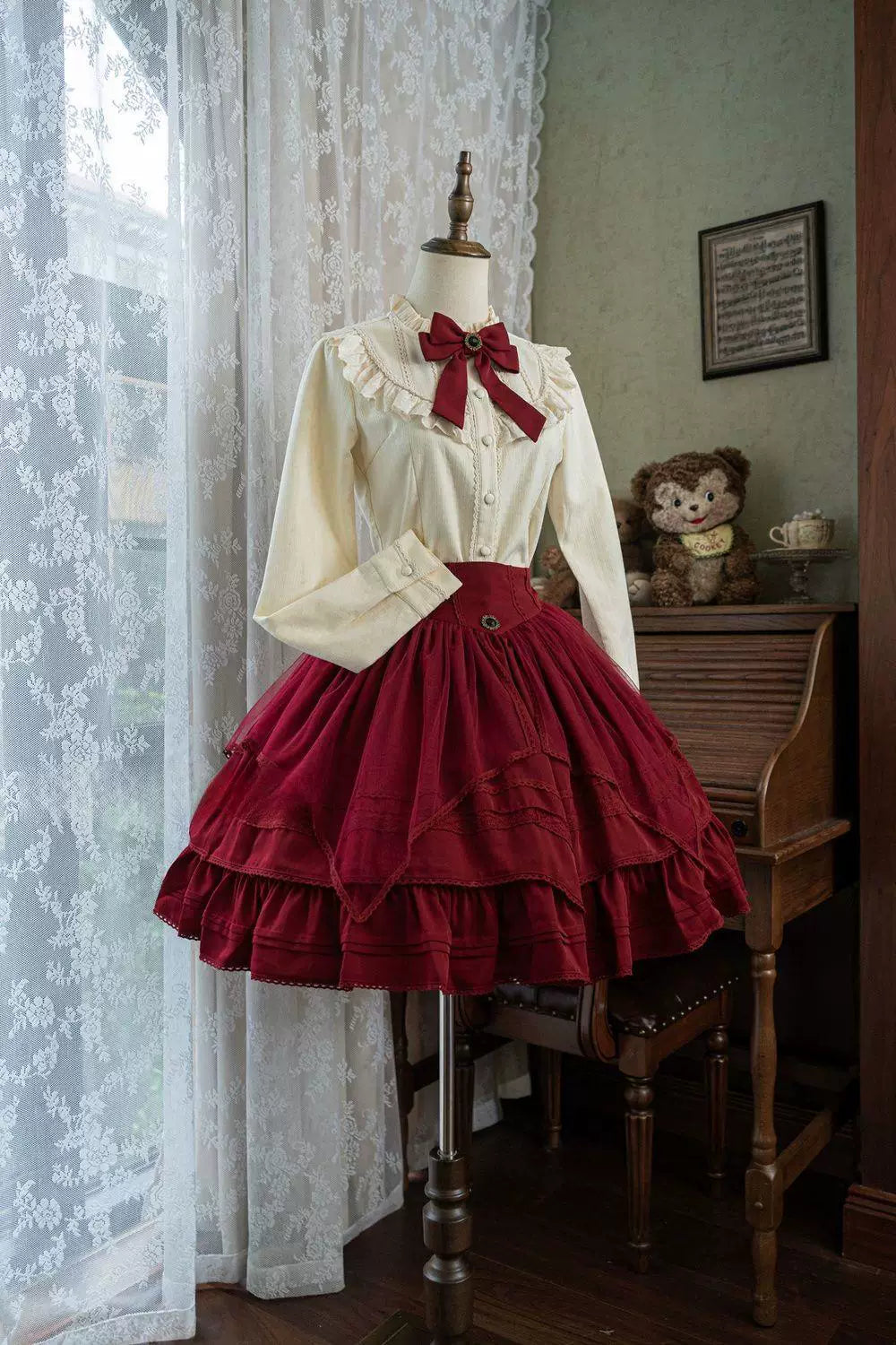 Sweetheart Dream Machine - Heiress Collar - Long-sleeve blouse with a ruffled lace collar