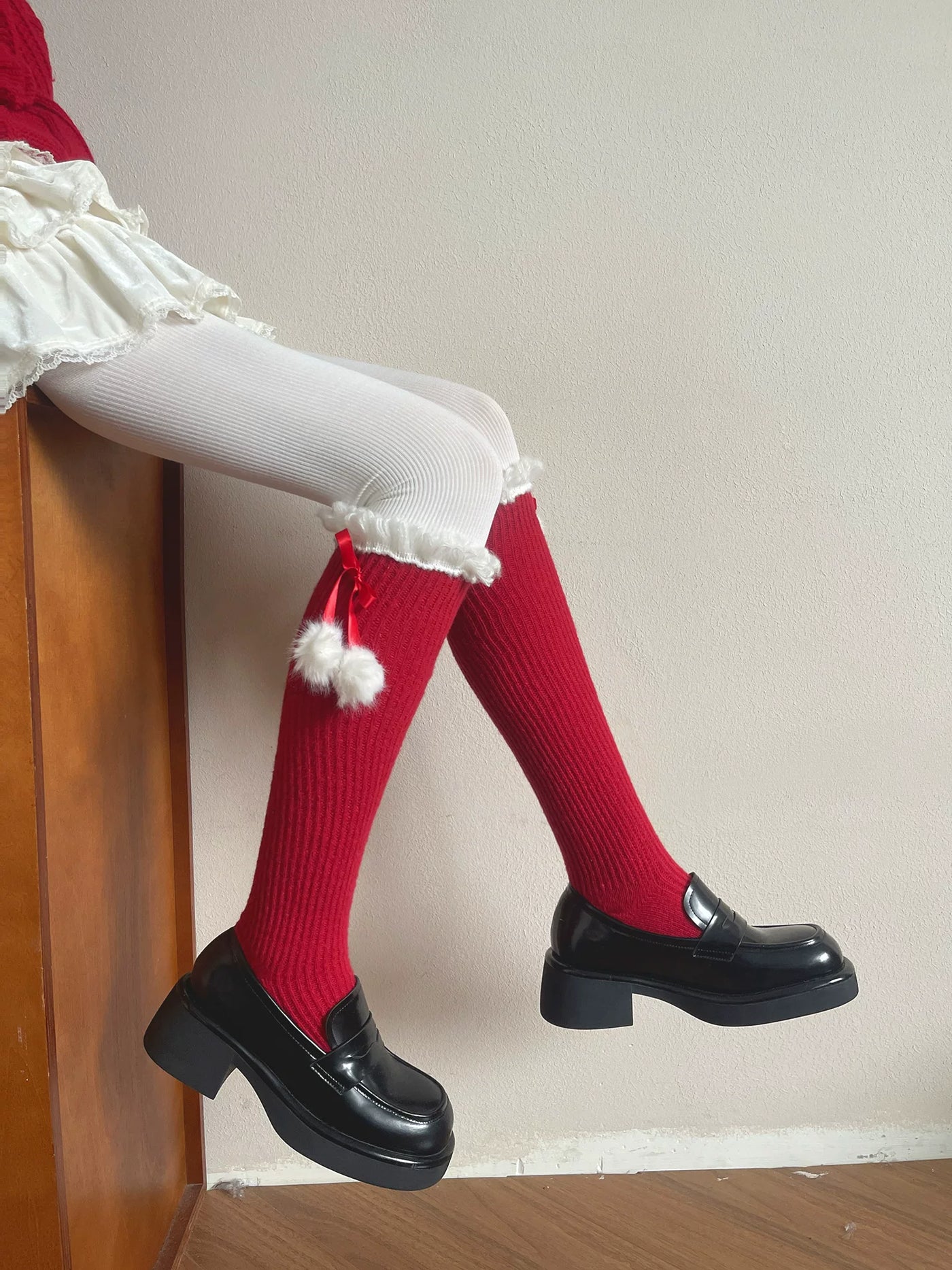 Sock Noble - Winter Scarlet - Scrunch socks with curly white trim