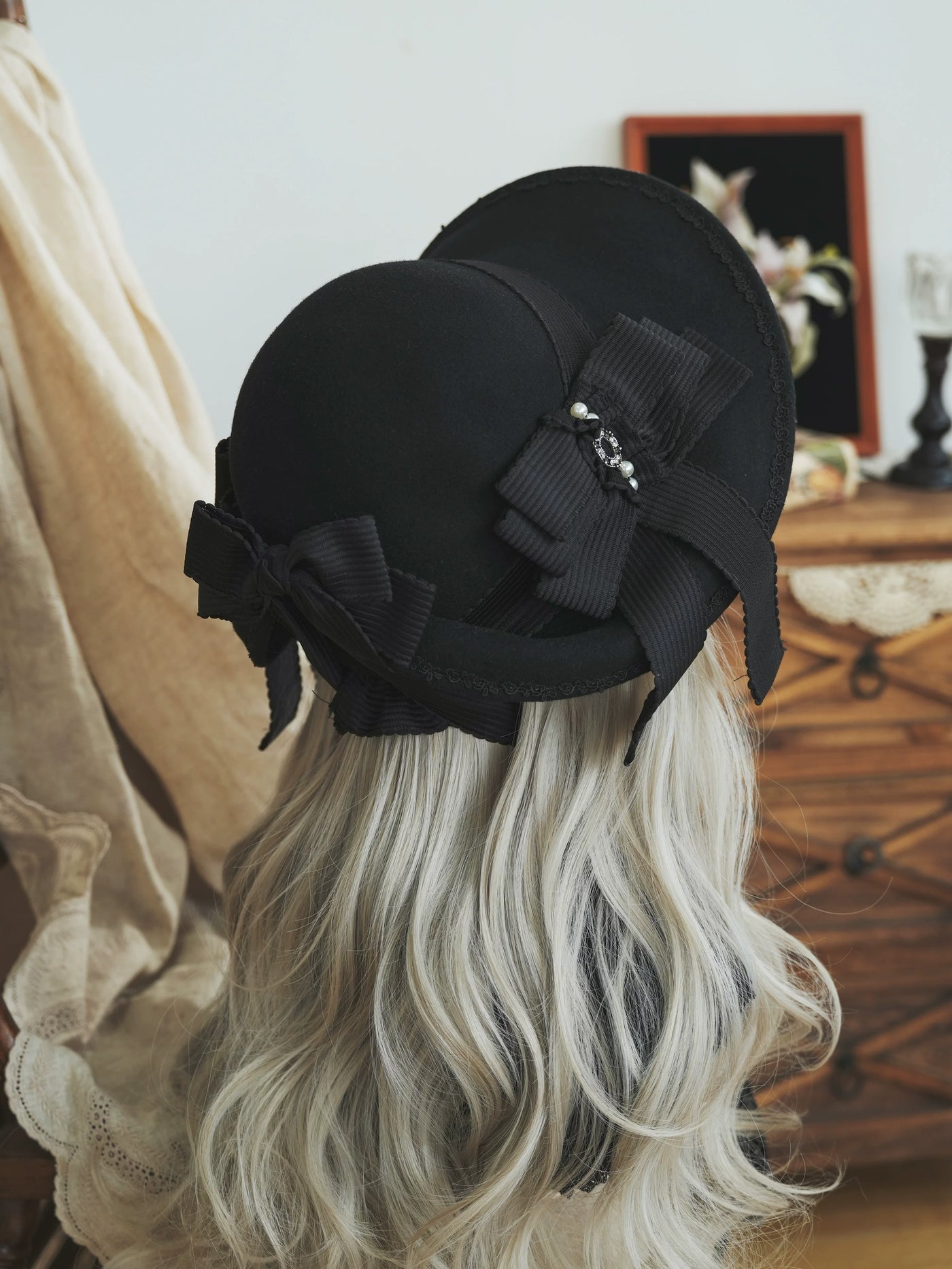 Star Box - Pearl Lady - Broad-Brim Bonnet with a Side Bow