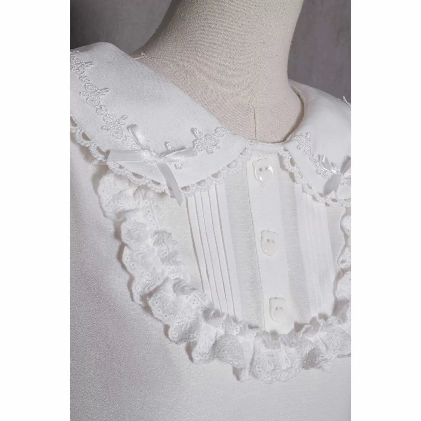 Sweetheart Dream Machine - Creamy Bear - White Short-Sleeve Blouse with a Lace-Edged Collar