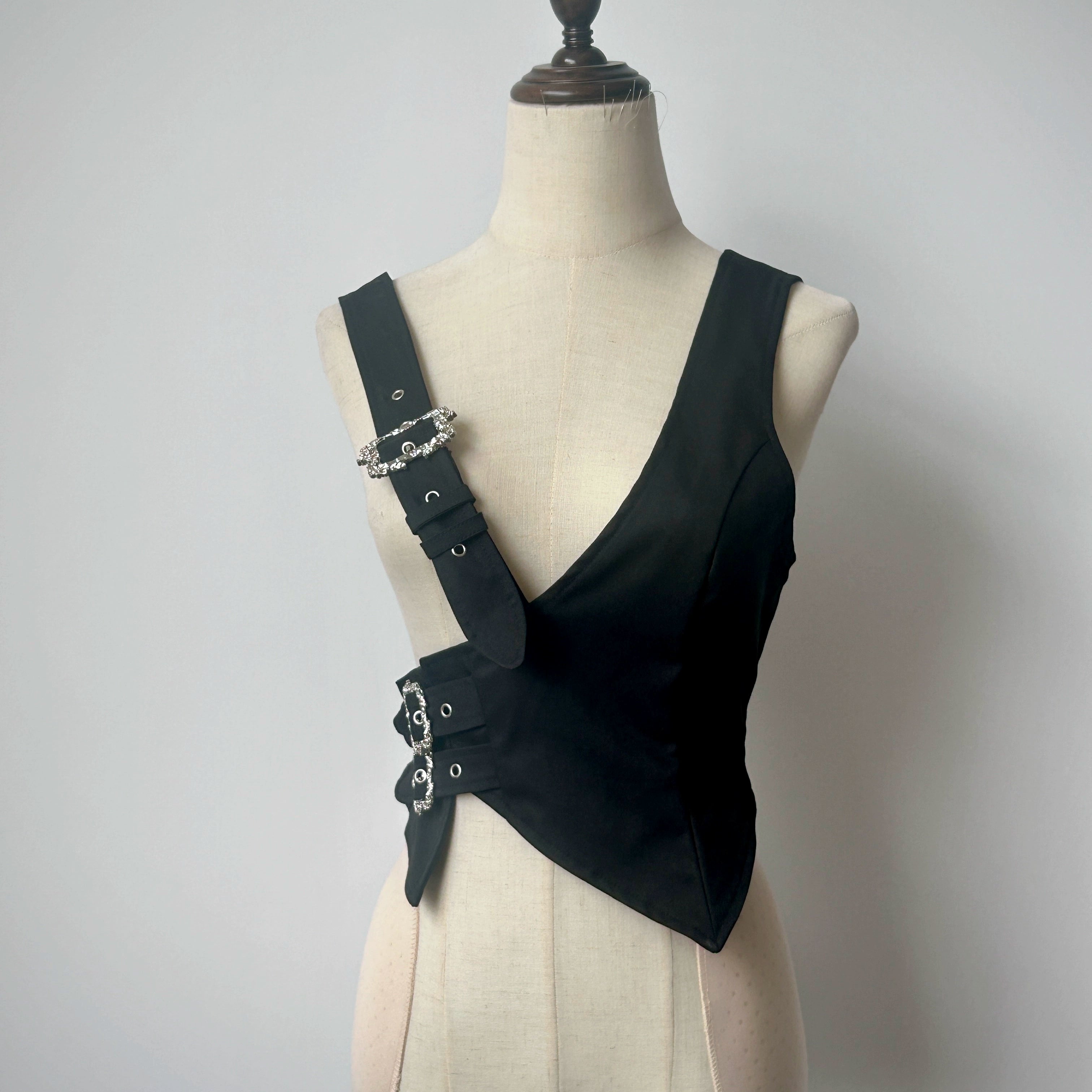 It will be shipped within three days after the spot order is placed. The page is irregular vest goth steampunk.