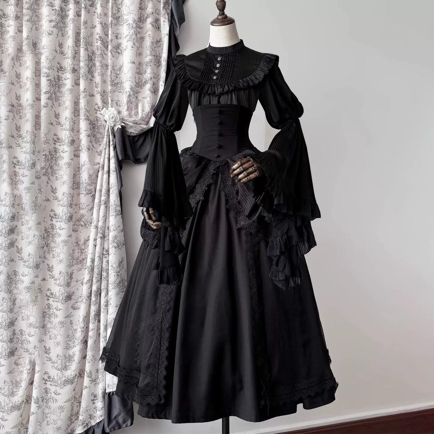 Sweetheart Dream Machine - Dreamwalk Gothic - Blouse and Skirt Set with Flared Ruffle Sleeves