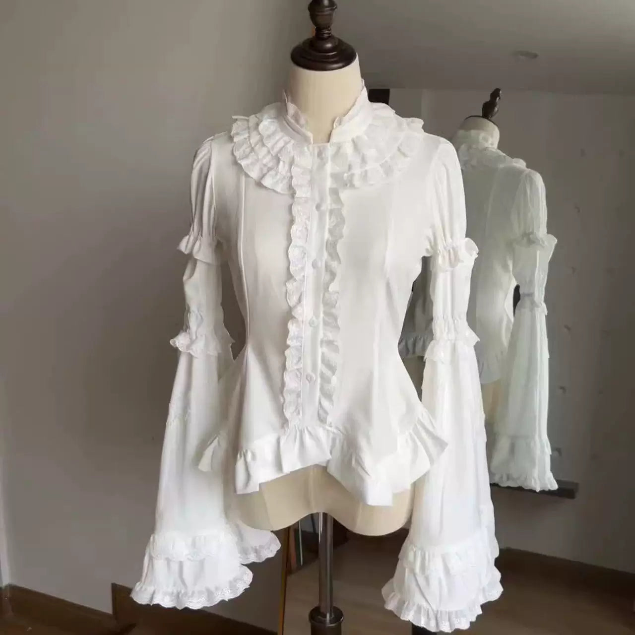 Sweetheart Dream Machine - Gothic Detachable-Sleeve - Blouse with a ruffled lace collar and optional detachable sleeves