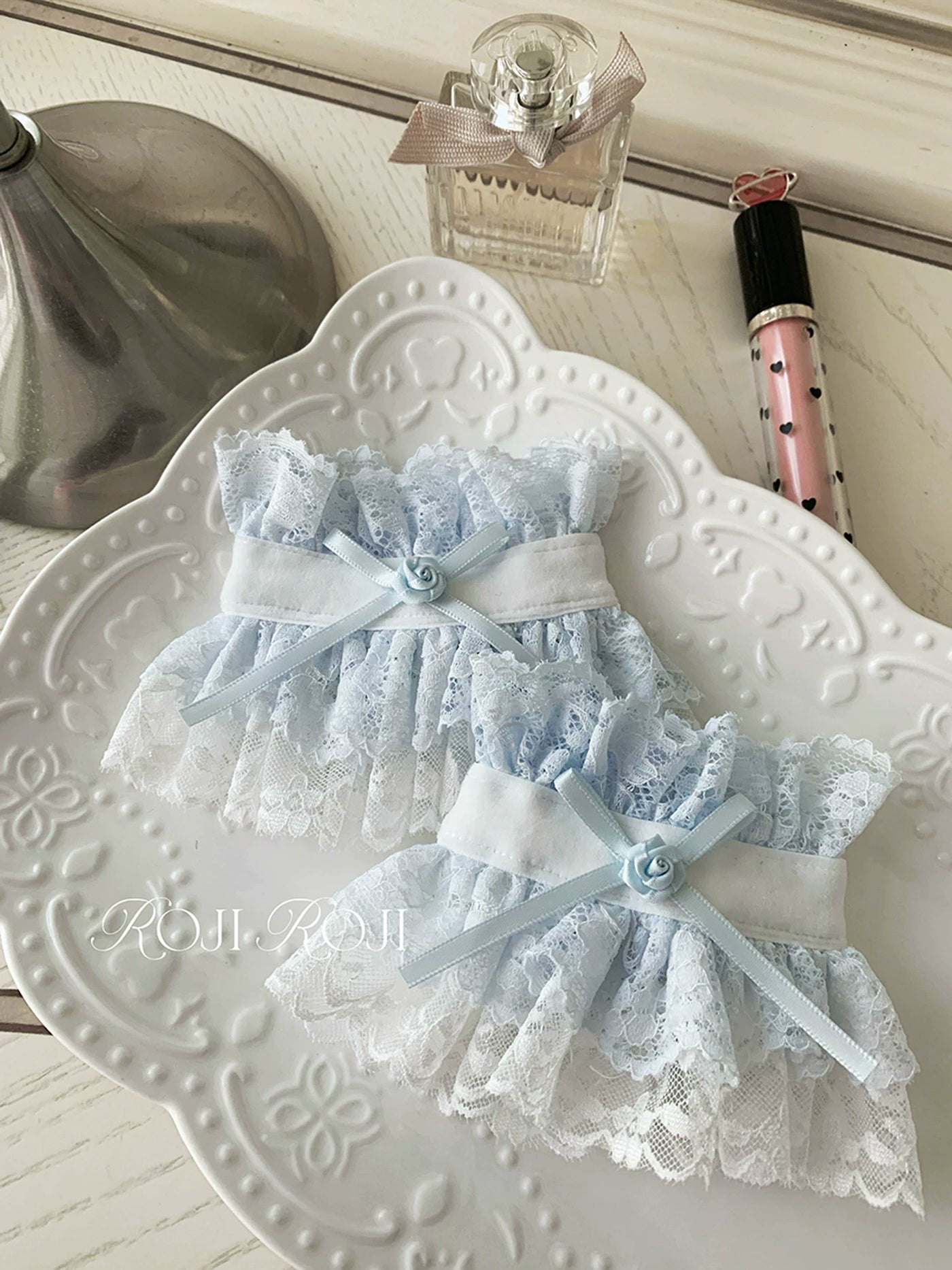Blue rose lace Lolita wrist cuff with central bow and scalloped lace edge