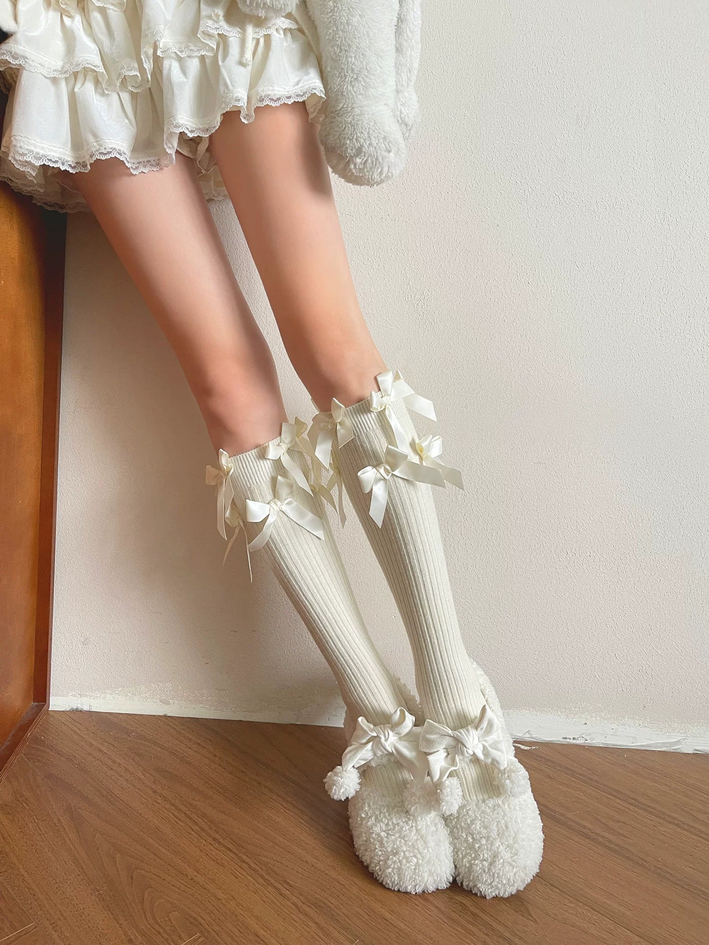 Sock Noble - Ballet Sweet-Cool - Cashmere mid-calf socks with ribbon bows and pom-pom trim