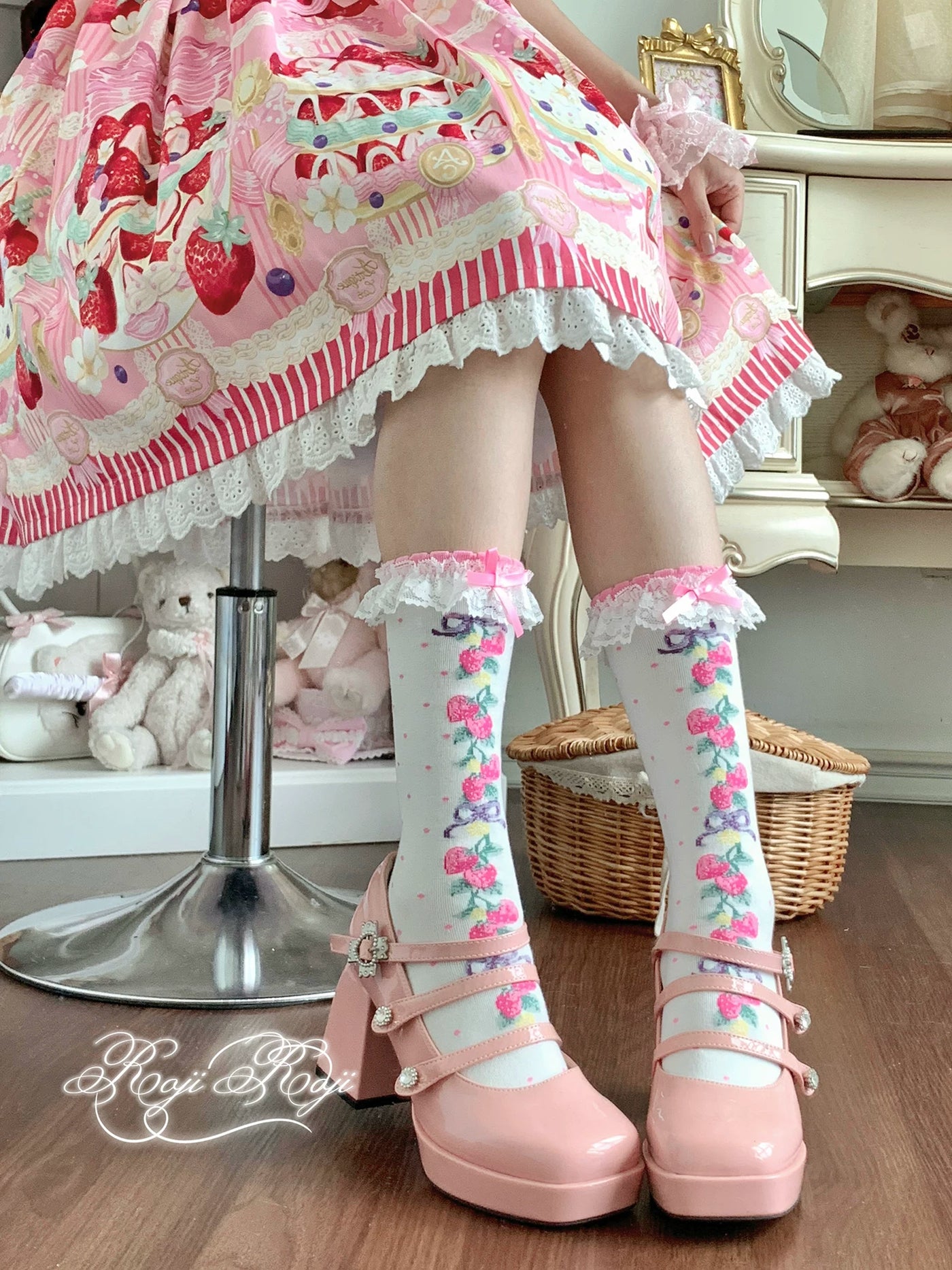 Roji Roji Strawberry Atlas cotton mid-calf Lolita socks - view 5