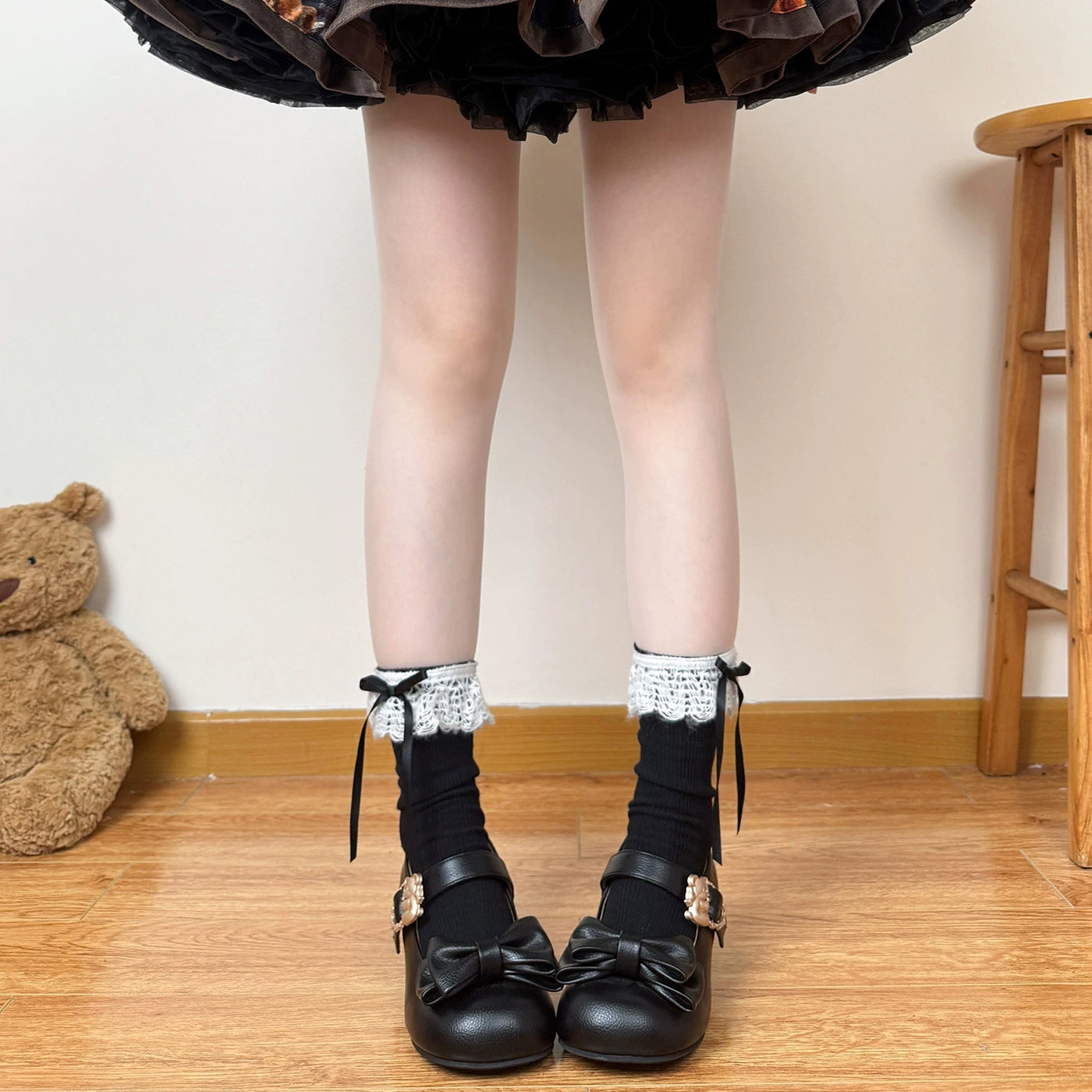 Chubby Bear Tales Off-white ribbed mid-calf socks with lace bow trim